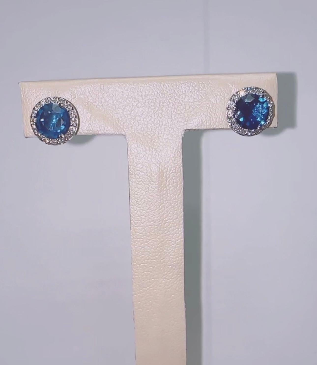 Perfectly matched approx 3ct Ceylon Blue Sapphire Halo Earrings In condizioni Nuovo in vendita a Miami, FL