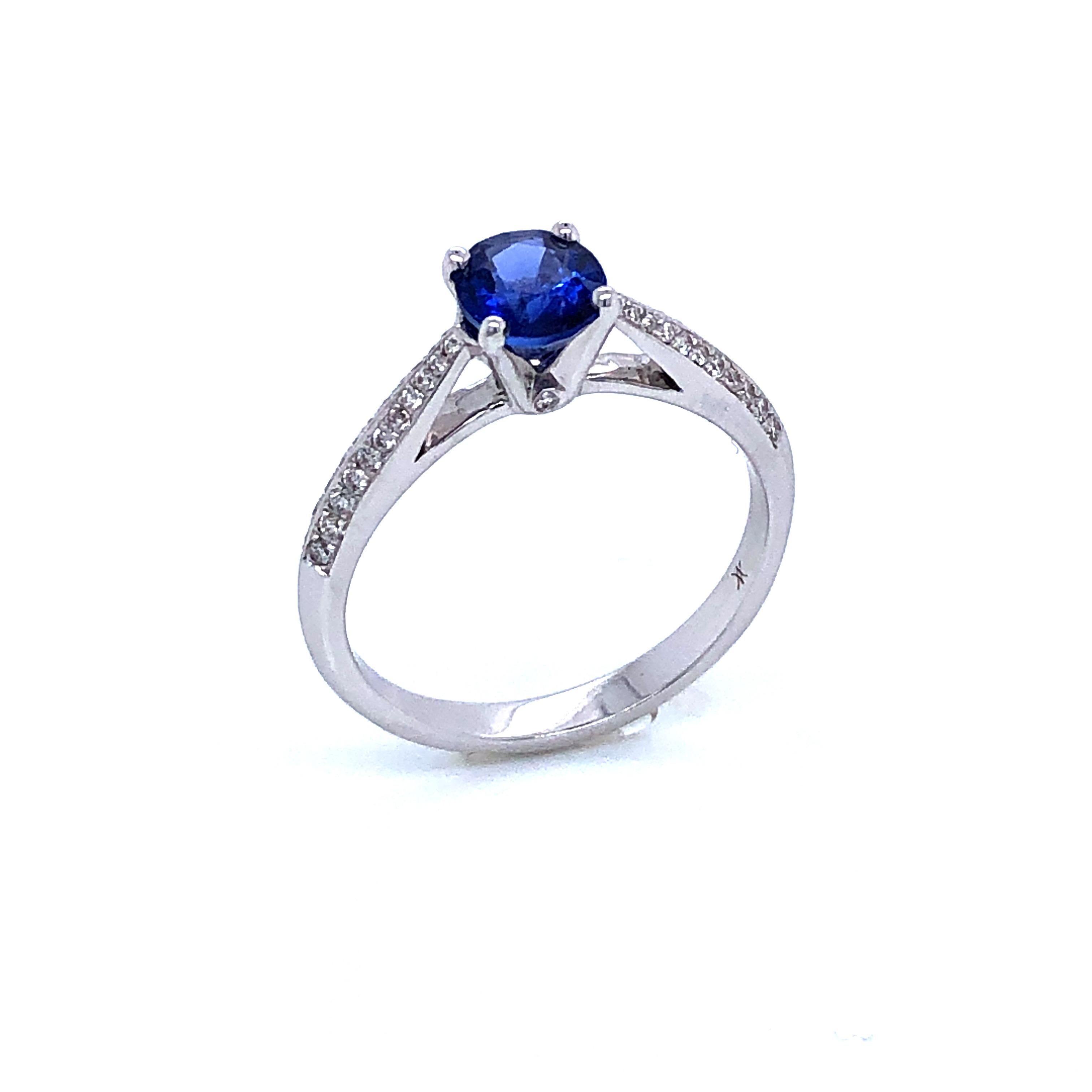 18 Karat Weißgold Ring mit blauen Saphiren und Diamanten  (Ovalschliff) im Angebot