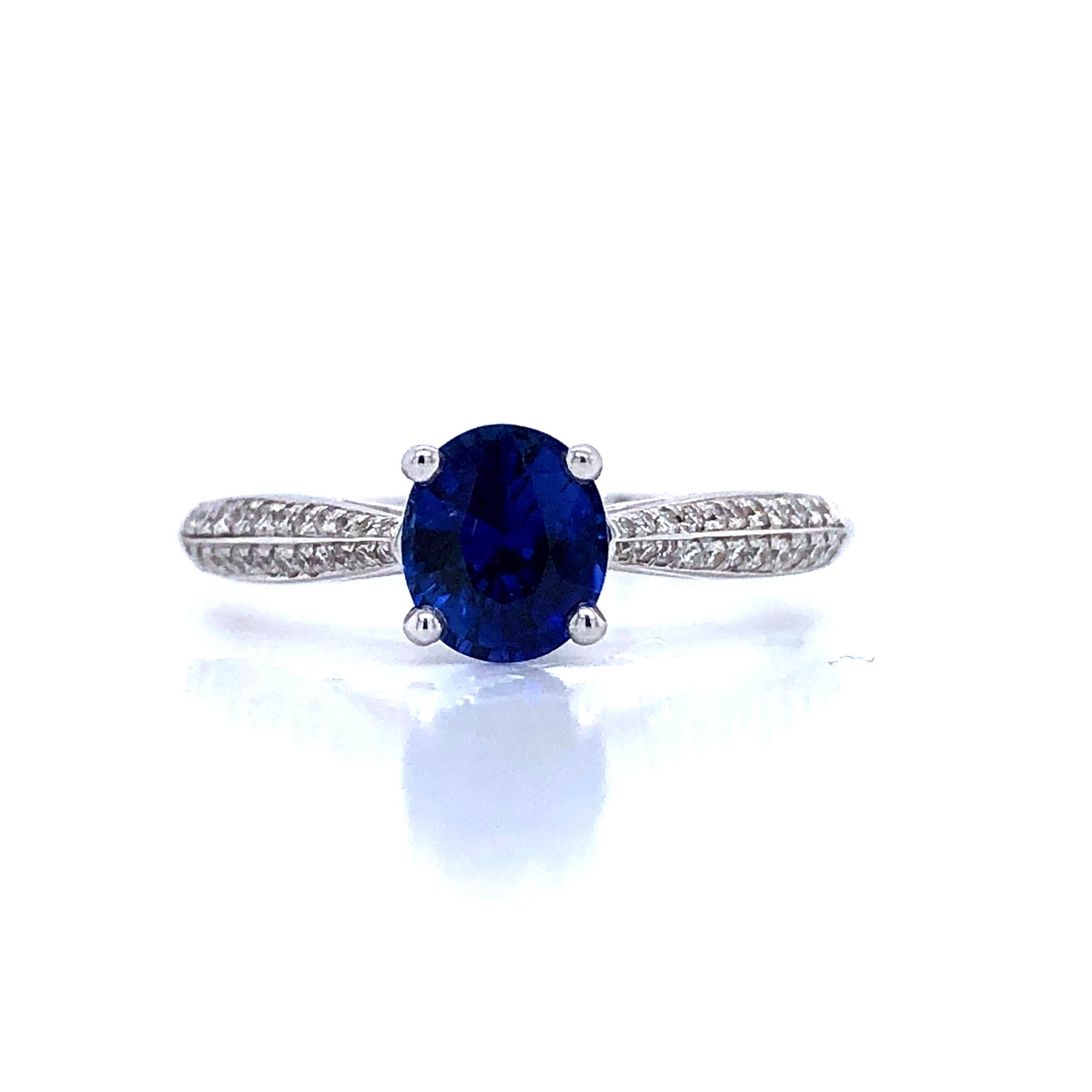 Ring Blue Sapphire Diamonds White Gold 18 Karat  For Sale 1