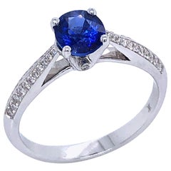 Bague en or blanc 18 carats avec saphir bleu et diamants
