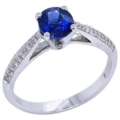 Bague en or blanc 18 carats avec saphir bleu et diamants 