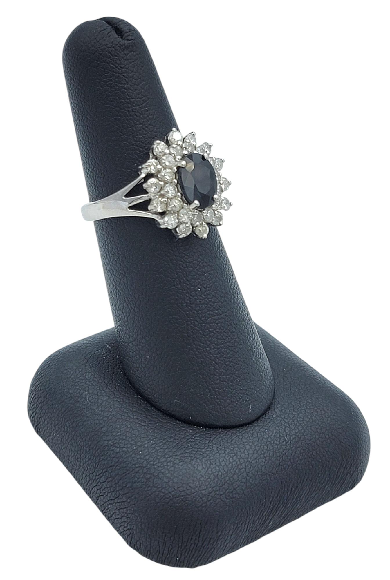 Cocktailring aus 14 Karat Weißgold mit blauem Saphir und doppeltem Diamant-Halo im Angebot 4