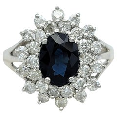 Bague cocktail en or blanc 14 carats, saphir bleu et double diamant halo