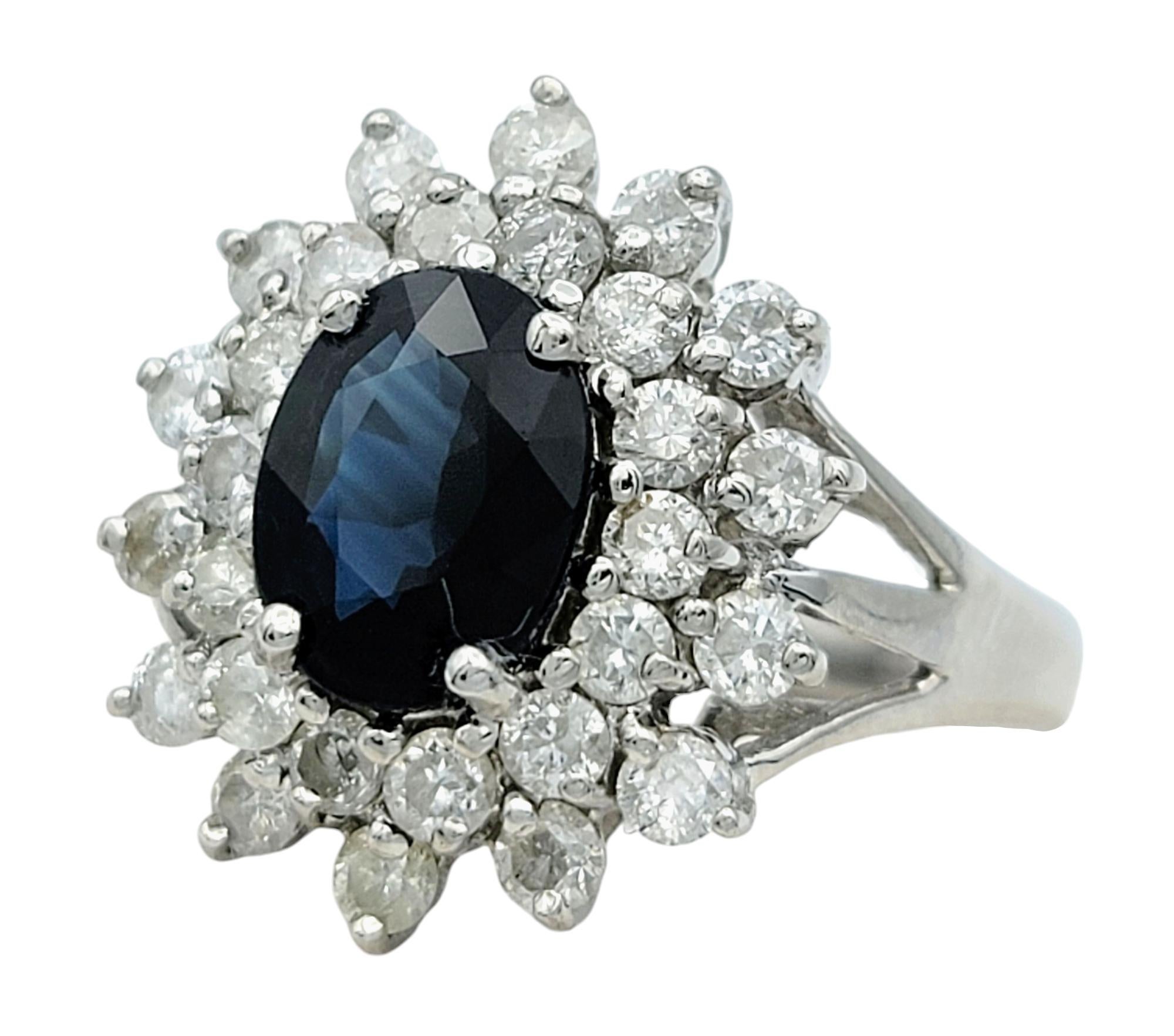 Cocktailring aus 14 Karat Weißgold mit blauem Saphir und doppeltem Diamant-Halo (Zeitgenössisch) im Angebot