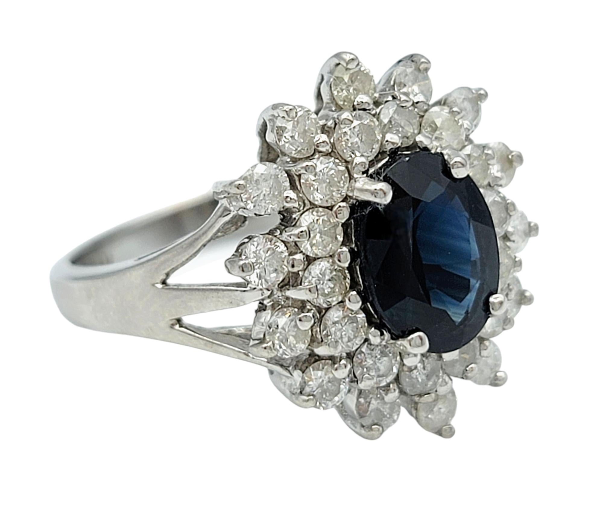 Cocktailring aus 14 Karat Weißgold mit blauem Saphir und doppeltem Diamant-Halo (Ovalschliff) im Angebot
