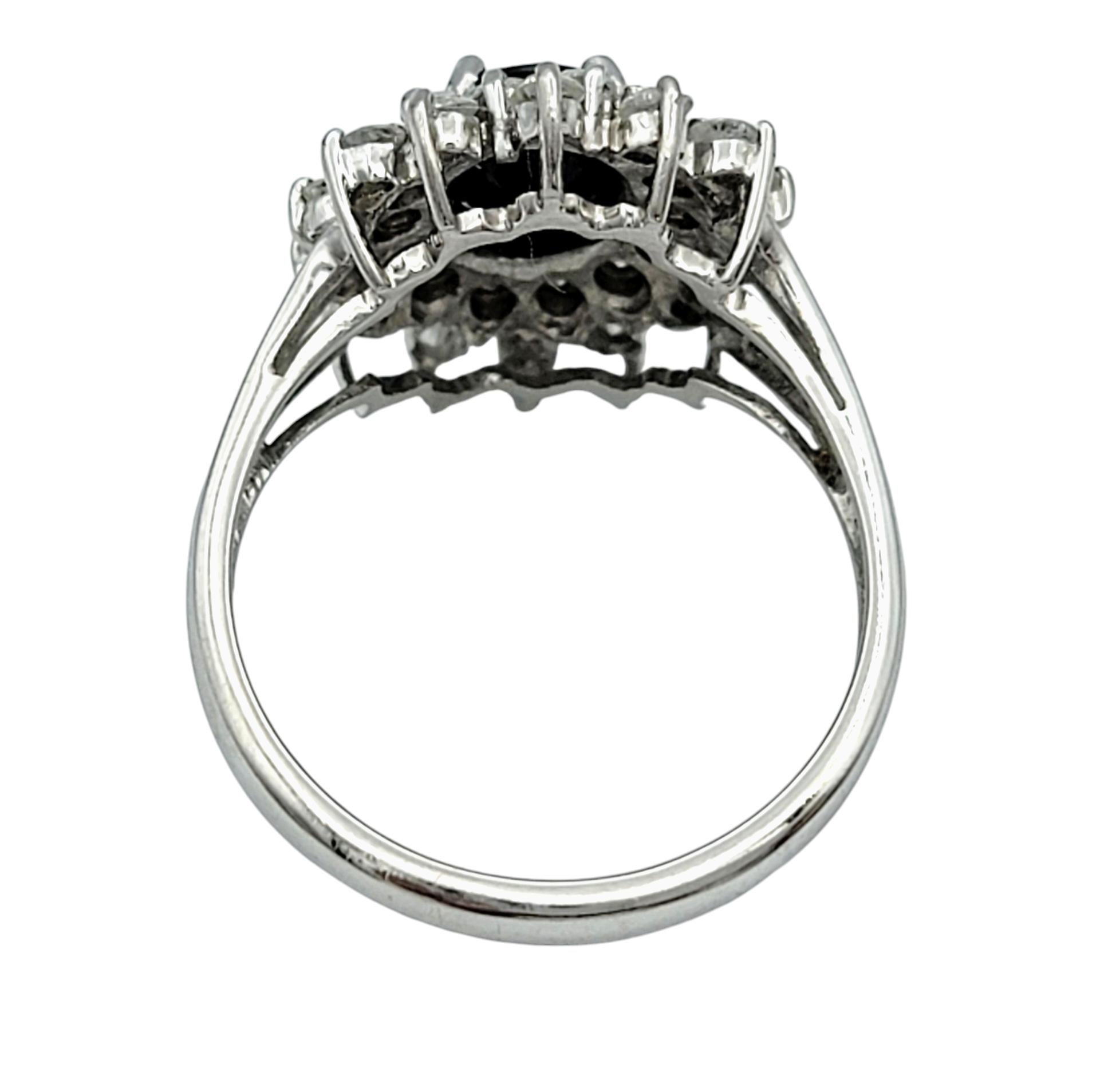 Cocktailring aus 14 Karat Weißgold mit blauem Saphir und doppeltem Diamant-Halo im Zustand „Gut“ im Angebot in Scottsdale, AZ