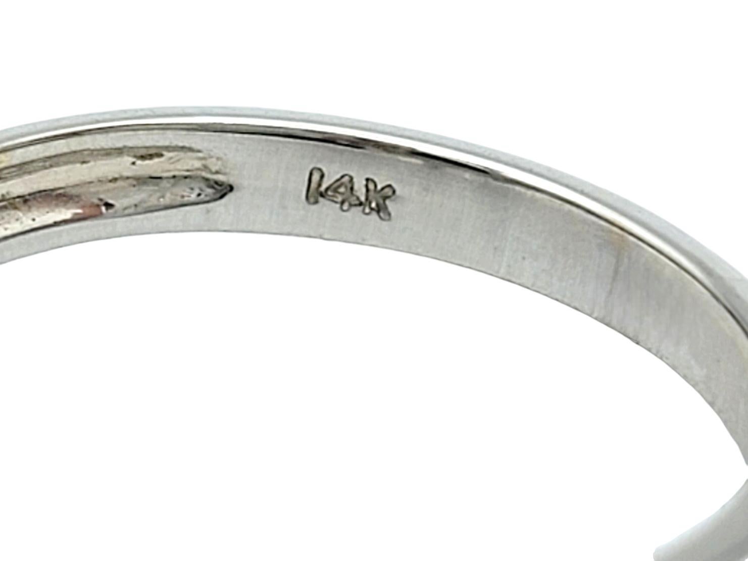 Cocktailring aus 14 Karat Weißgold mit blauem Saphir und doppeltem Diamant-Halo Damen im Angebot