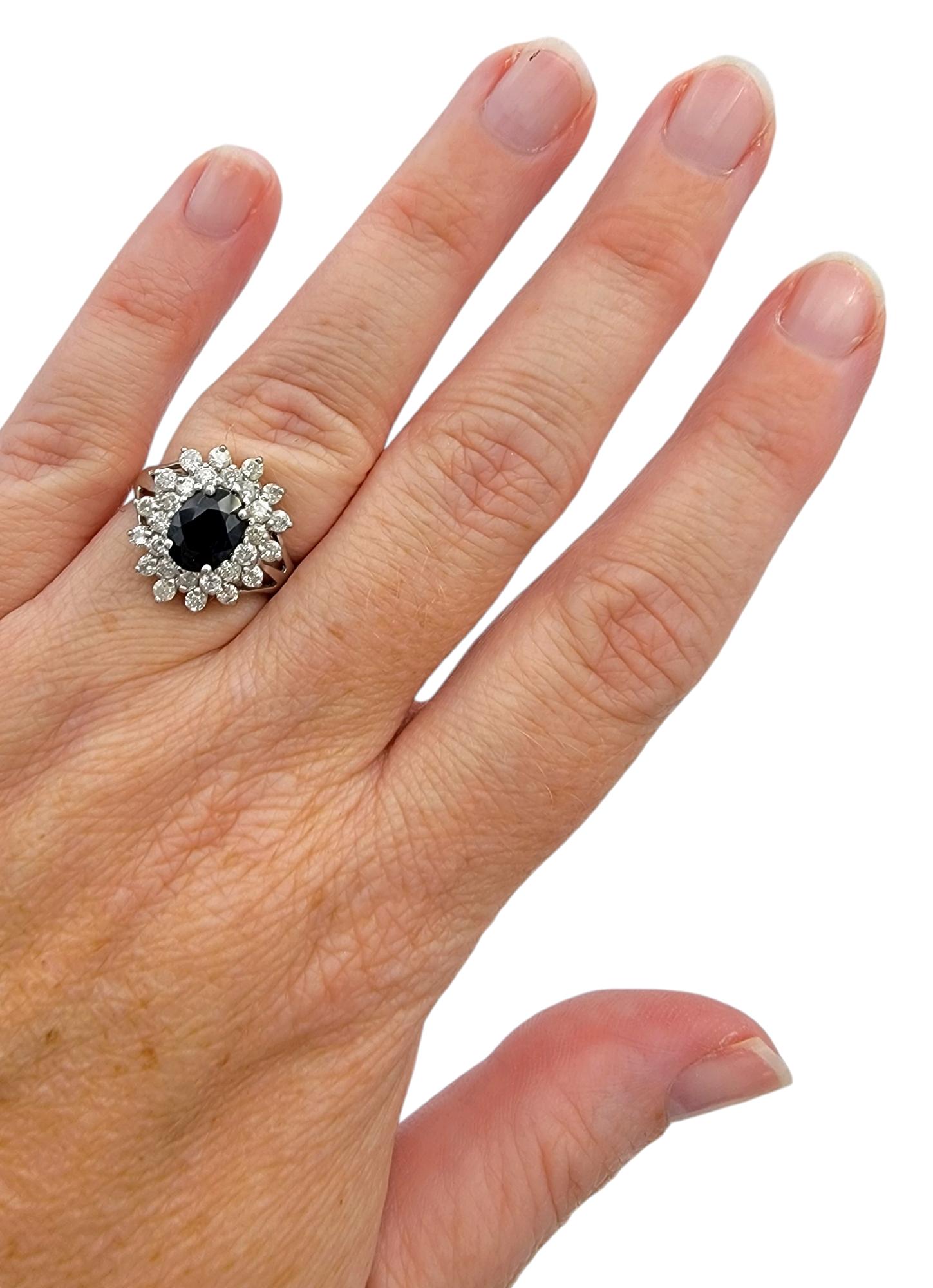 Cocktailring aus 14 Karat Weißgold mit blauem Saphir und doppeltem Diamant-Halo im Angebot 1