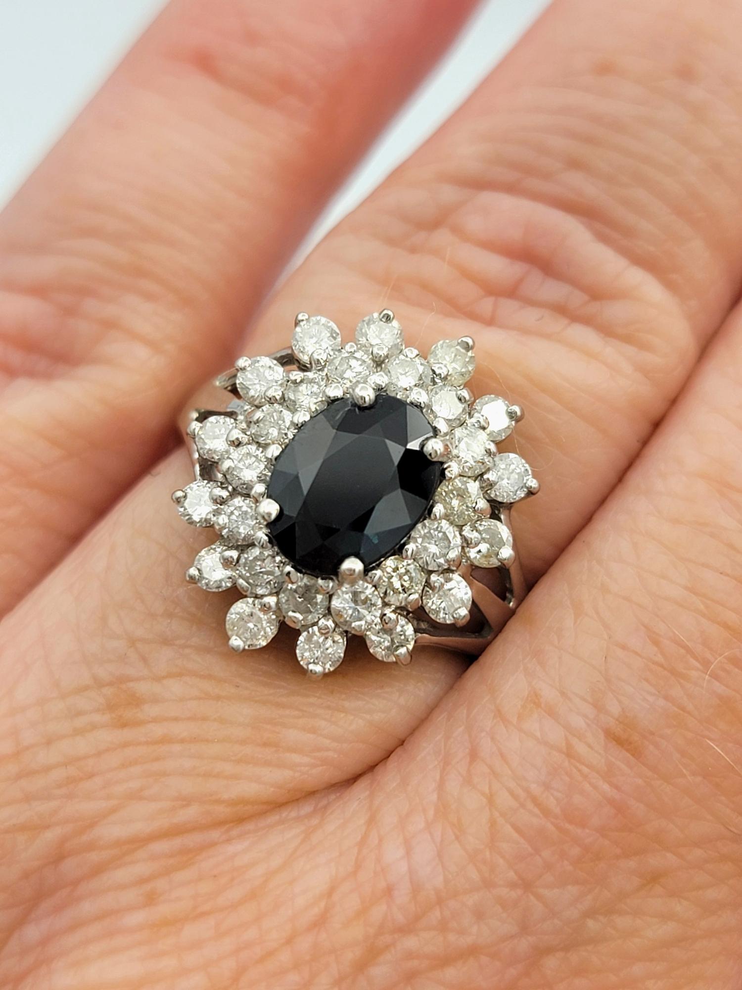 Cocktailring aus 14 Karat Weißgold mit blauem Saphir und doppeltem Diamant-Halo im Angebot 2