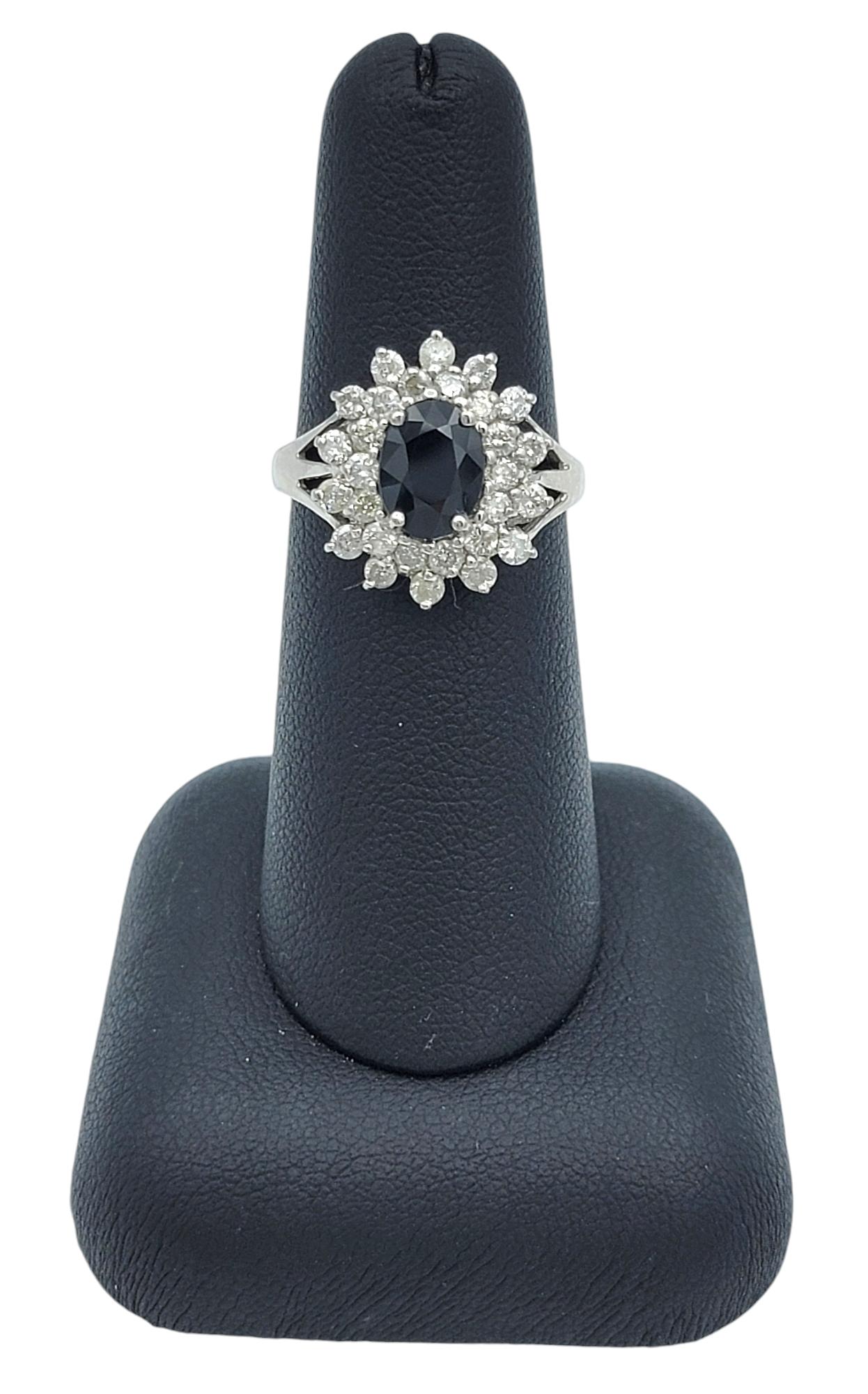 Cocktailring aus 14 Karat Weißgold mit blauem Saphir und doppeltem Diamant-Halo im Angebot 3