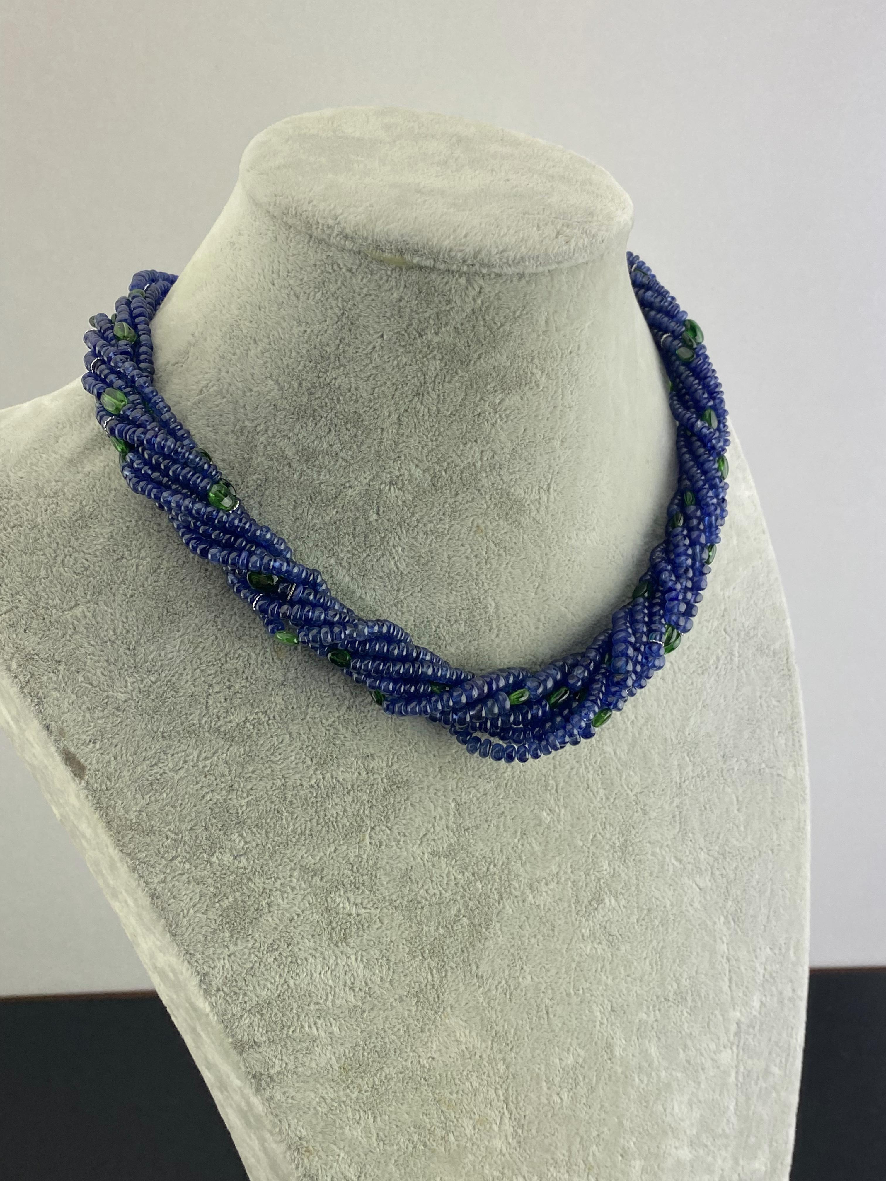 Mehrstrangige Perlenkette mit blauem Saphir und Smaragd (Art déco) im Angebot