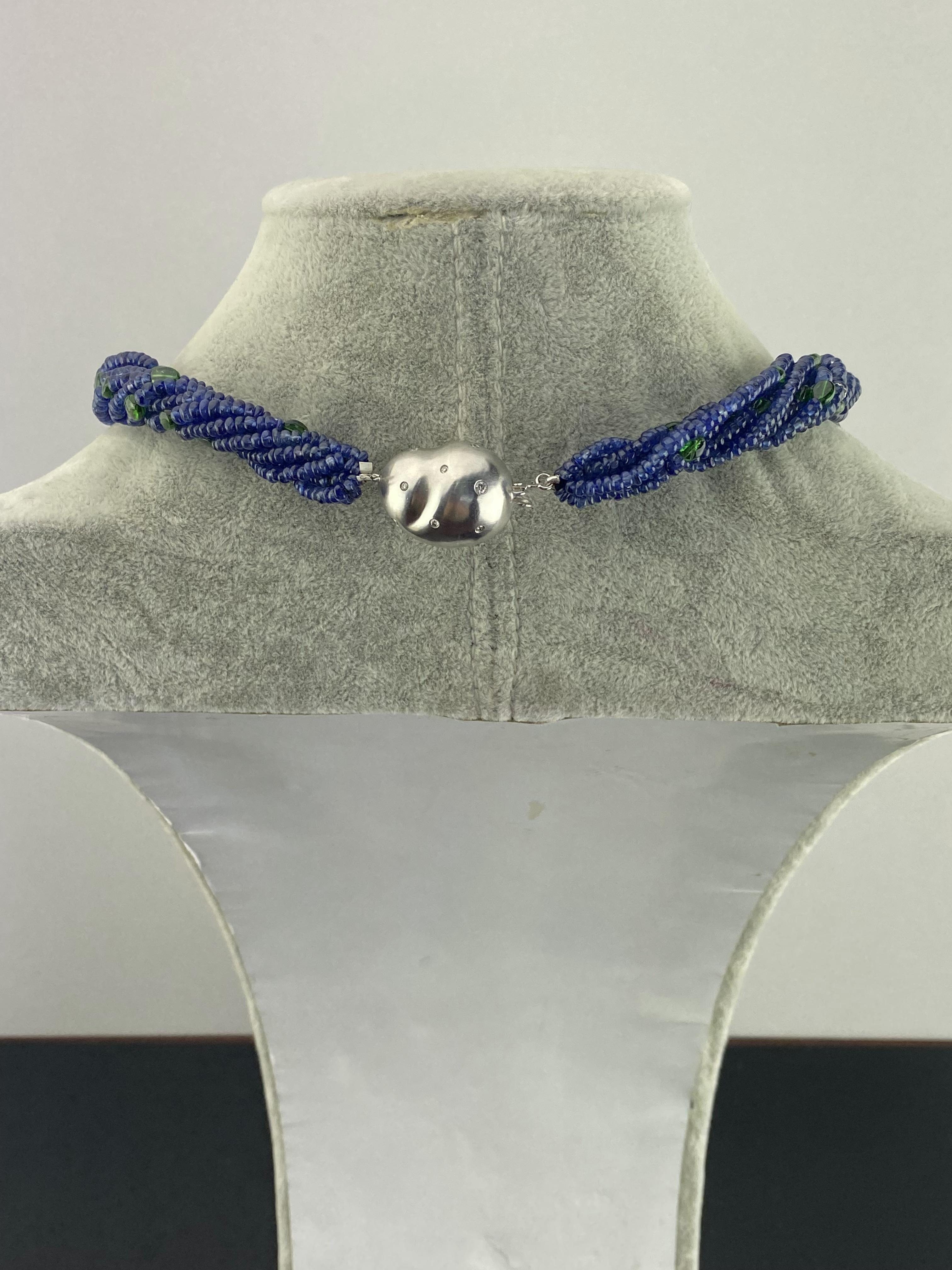 Mehrstrangige Perlenkette mit blauem Saphir und Smaragd Damen im Angebot