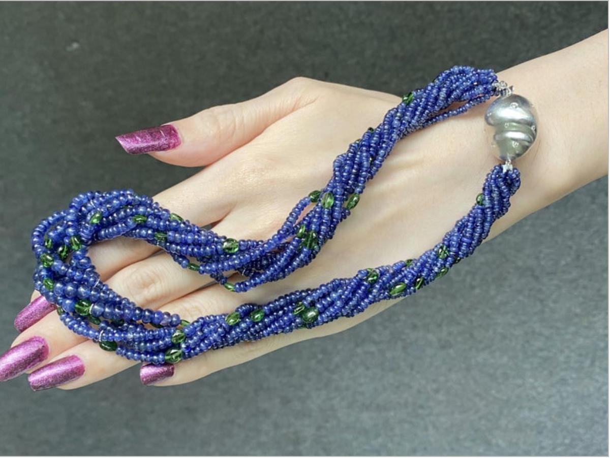 Mehrstrangige Perlenkette mit blauem Saphir und Smaragd im Angebot 3