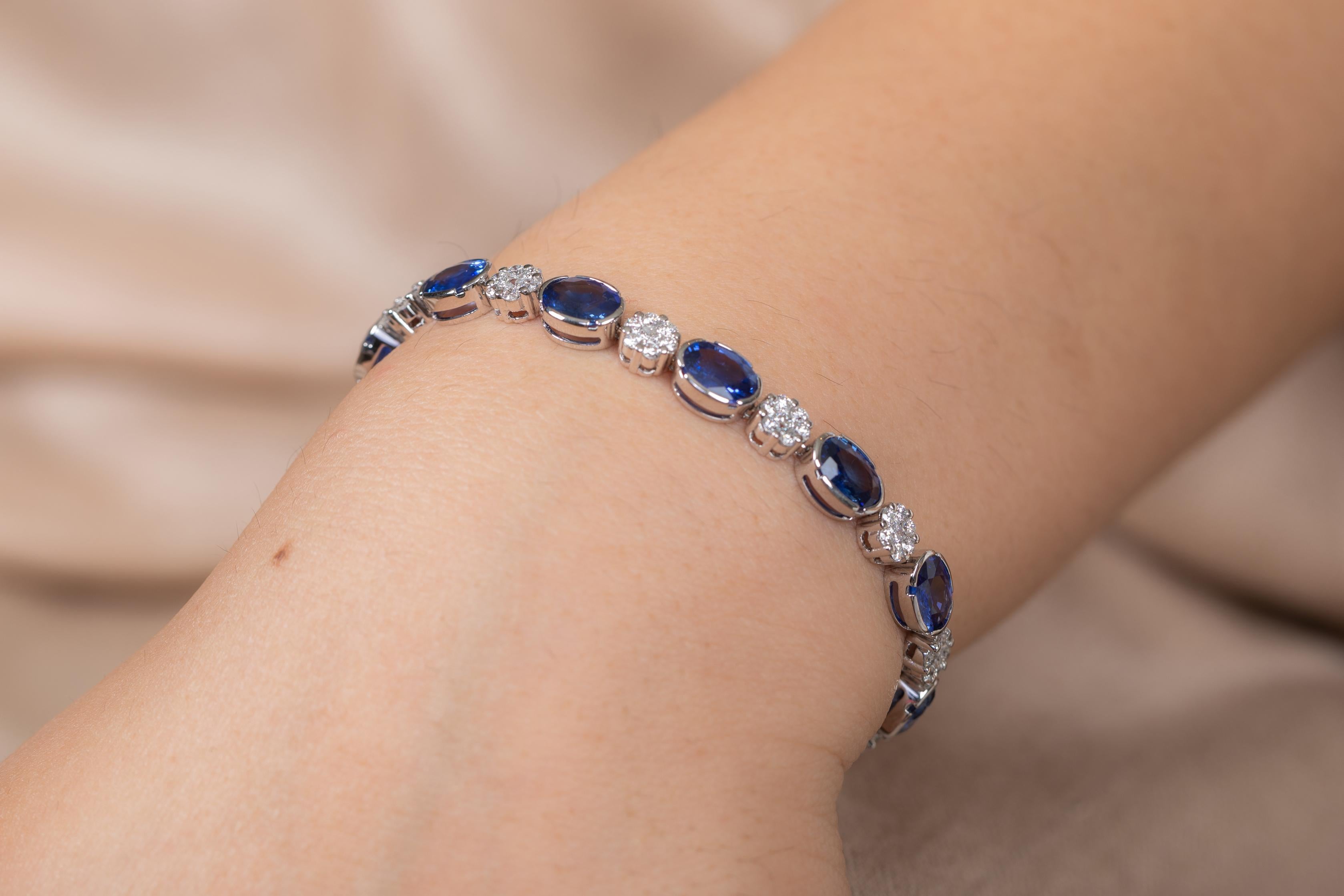 Moderne Bracelet tennis en or blanc 18 carats avec saphir bleu et diamants en forme de fleur en vente