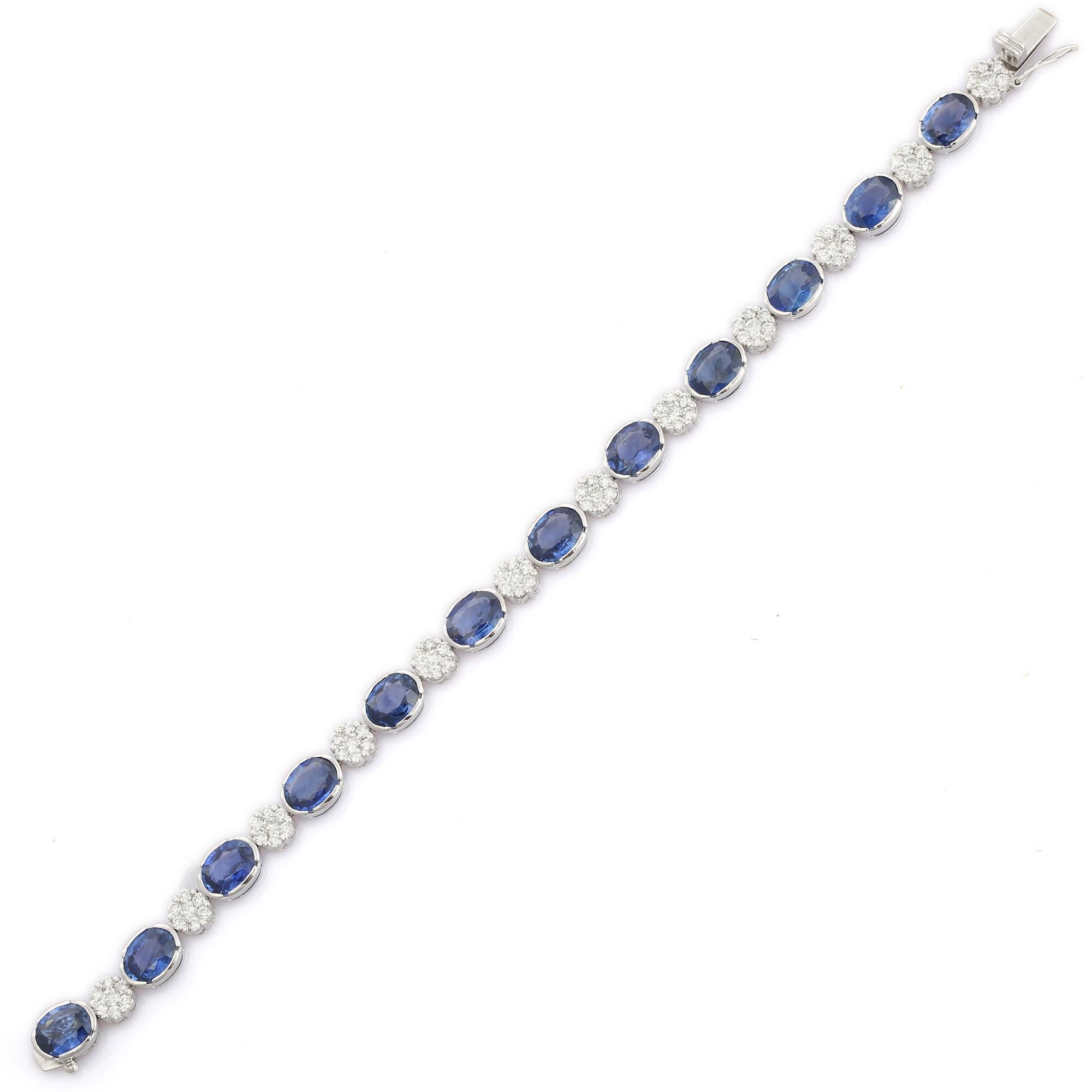 Taille ovale Bracelet tennis en or blanc 18 carats avec saphir bleu et diamants en forme de fleur en vente