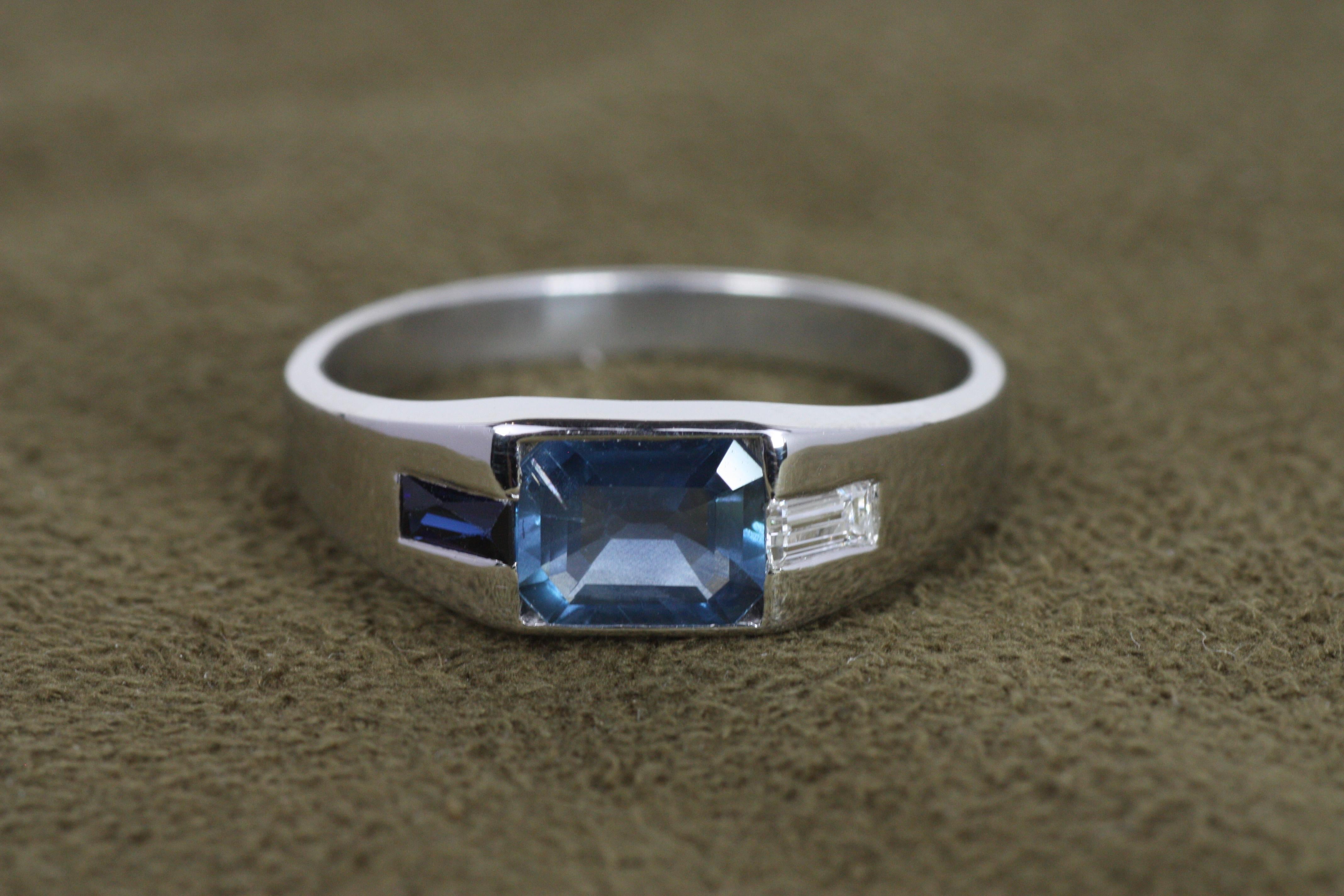 Sortija de Platino con Zafiro Azul y Diamante talla francesa en Excelente estado para la venta en Santa Monica, CA