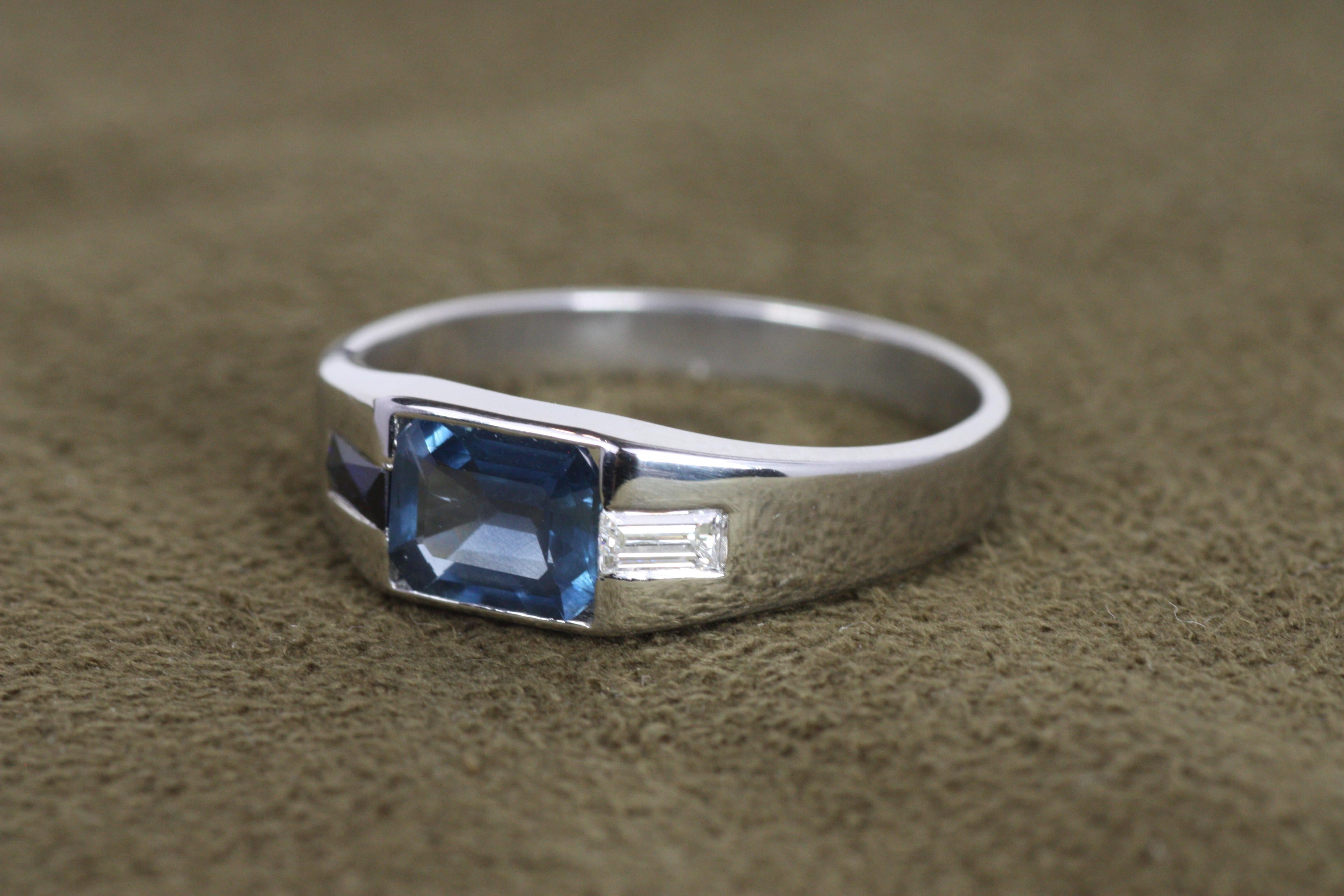 Femenino o masculino Sortija de Platino con Zafiro Azul y Diamante talla francesa en venta