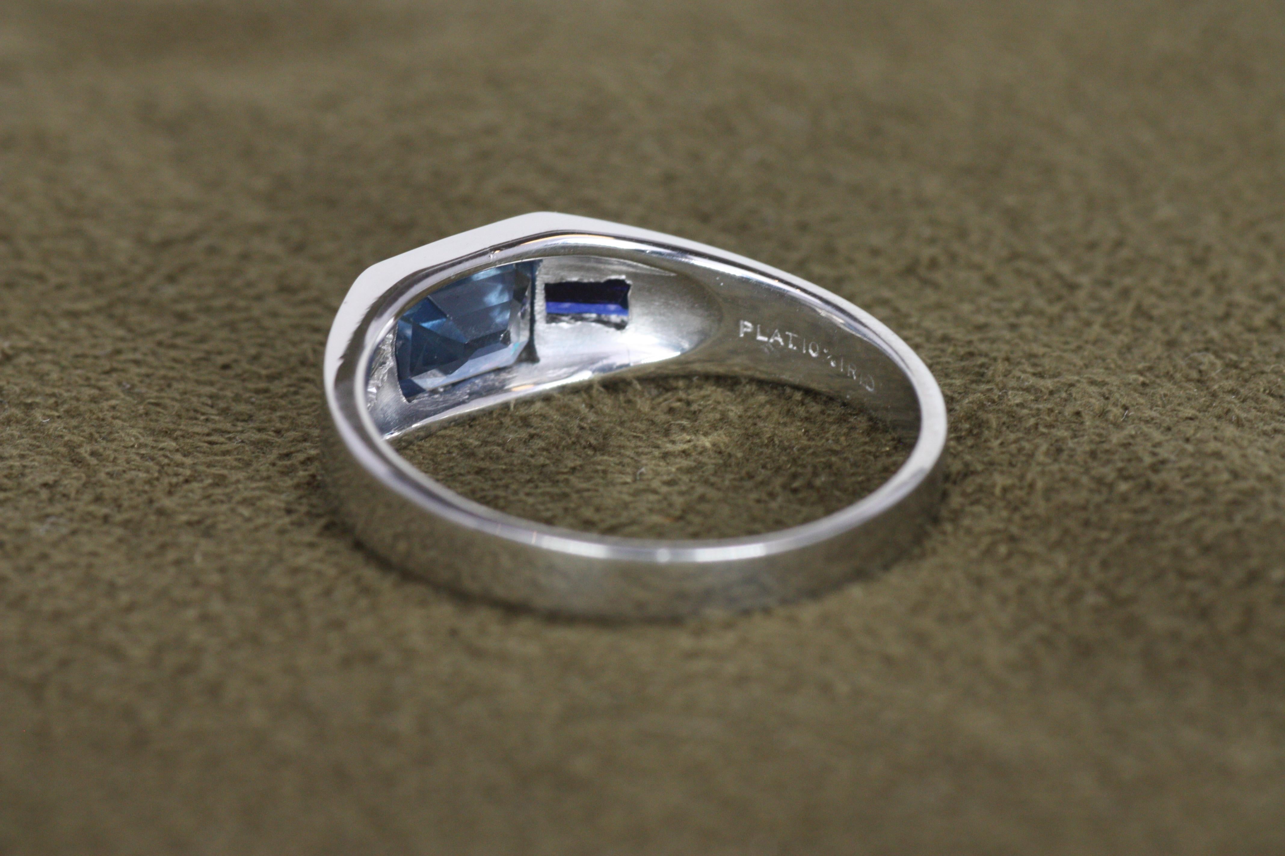 Sortija de Platino con Zafiro Azul y Diamante talla francesa en venta 2