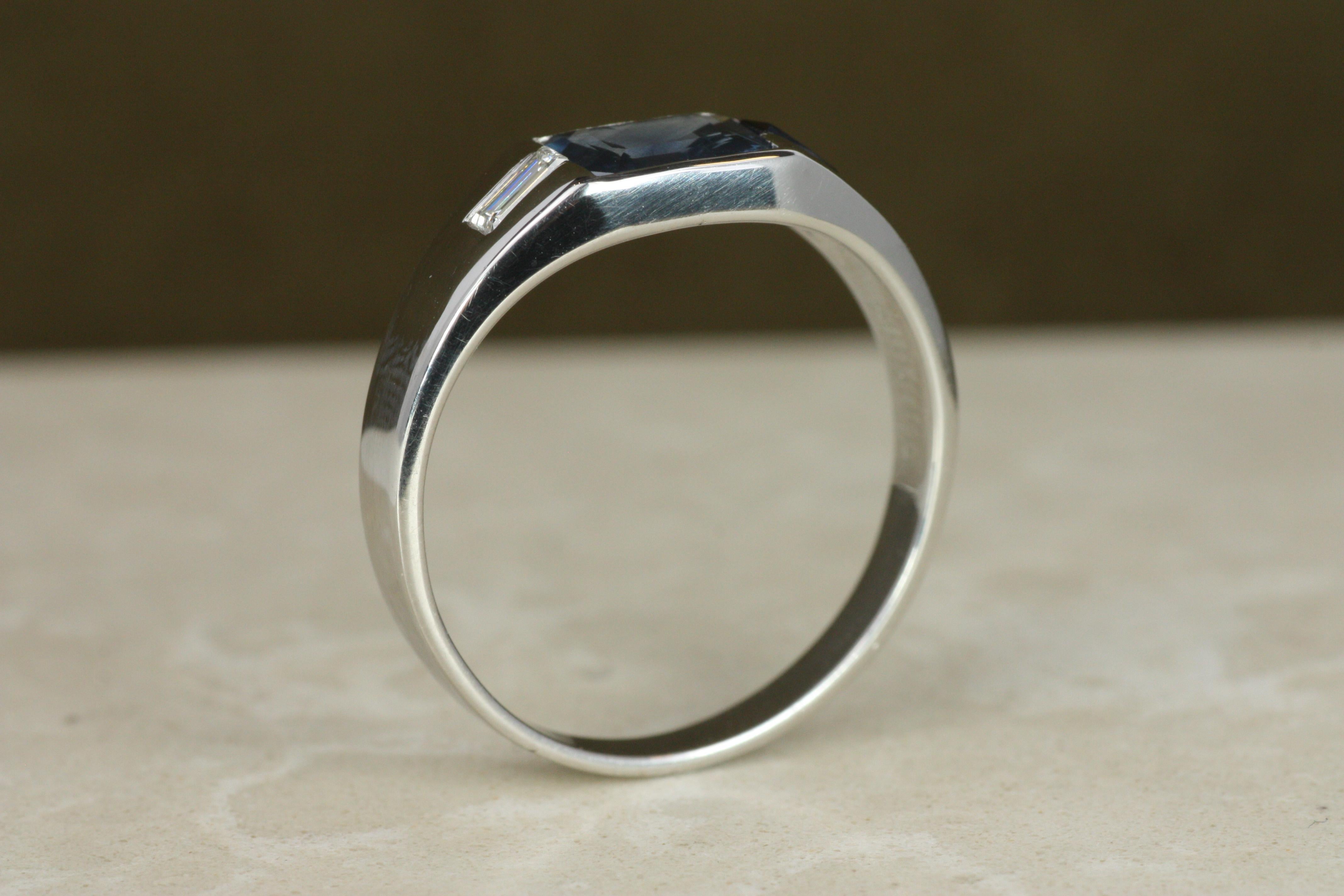 Sortija de Platino con Zafiro Azul y Diamante talla francesa en venta 3