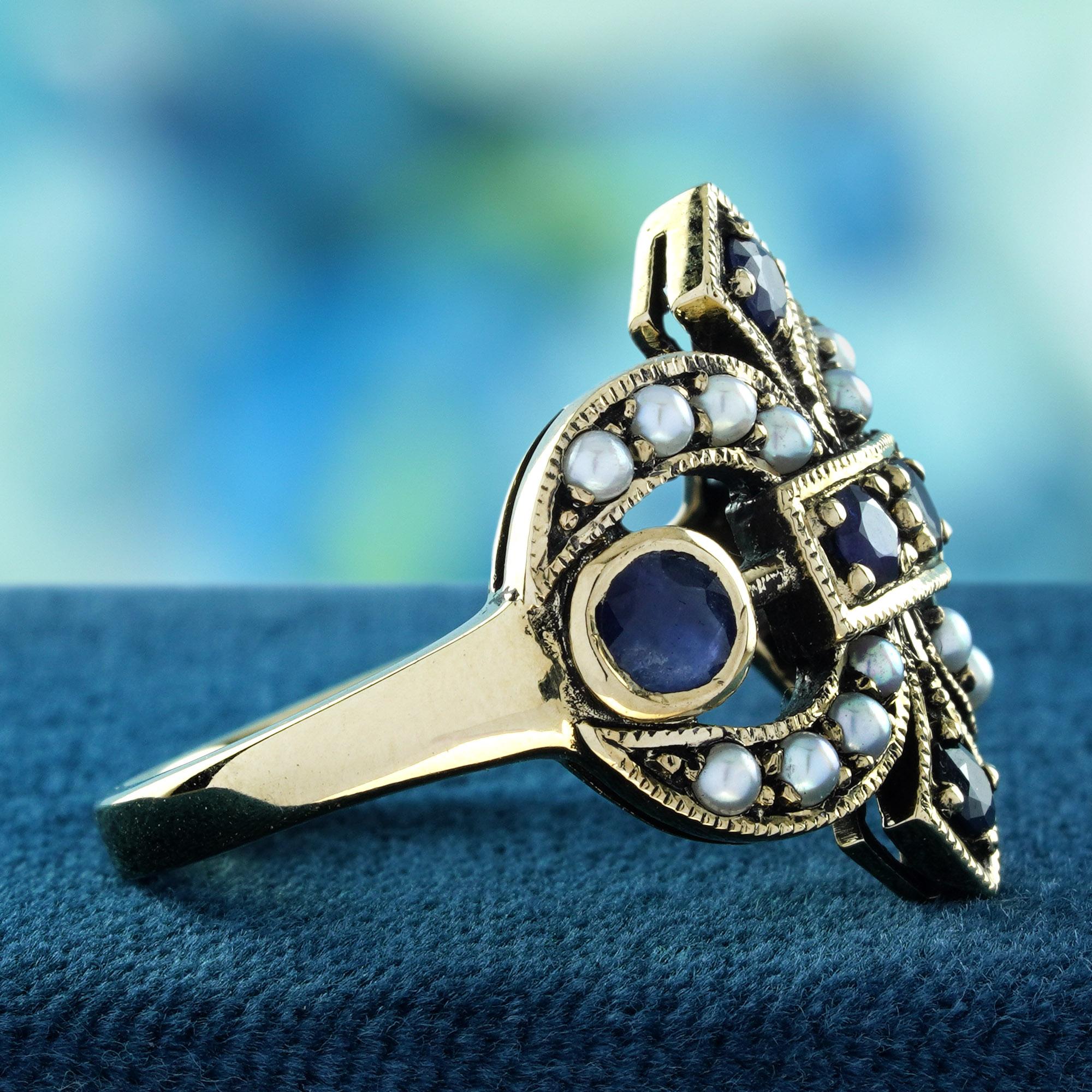 Taglio rotondo Anello a grappolo in stile vintage con zaffiro blu e perla in oro giallo massiccio 9 carati in vendita