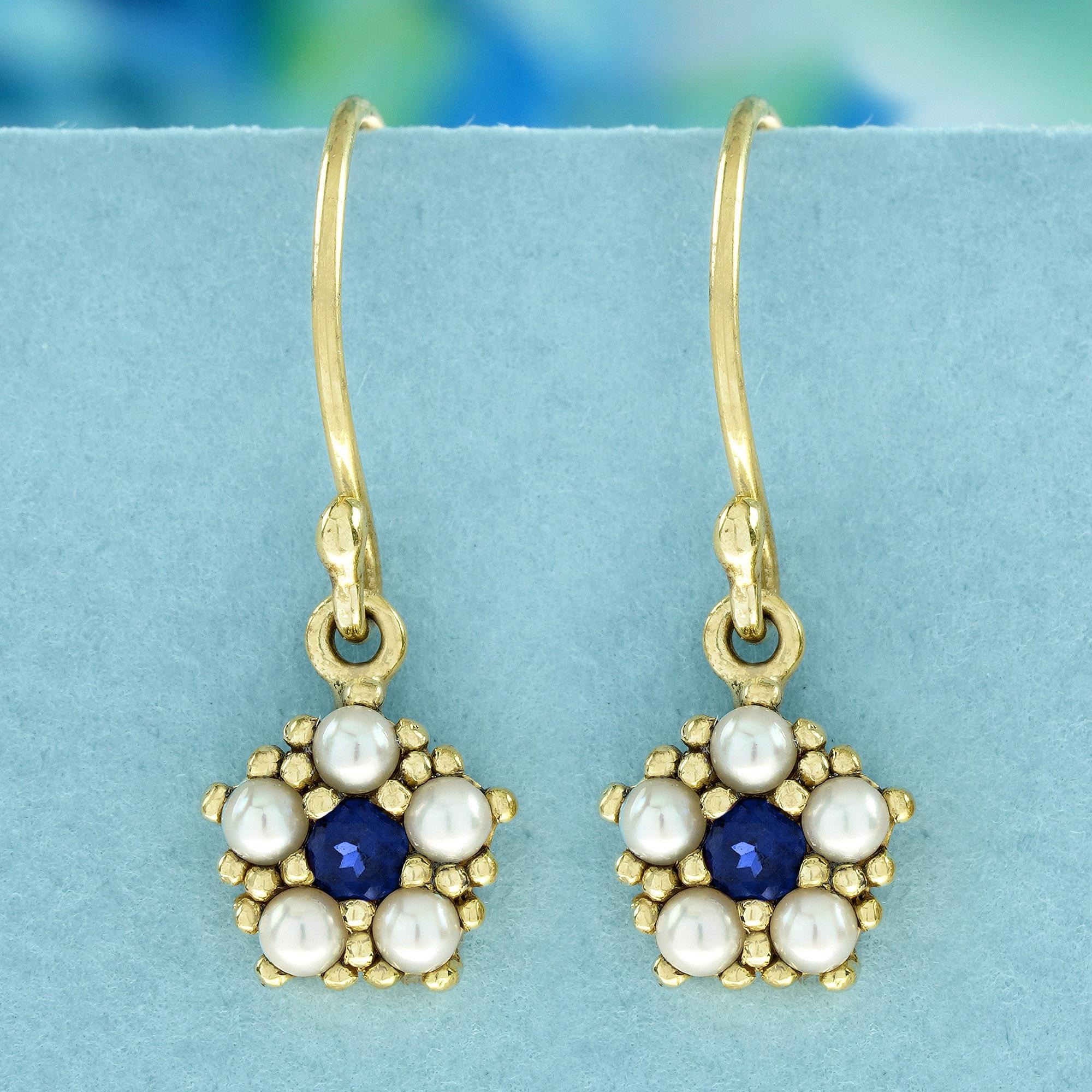 Strahlen Sie Wärme und Schönheit aus mit unseren floralen Ohrringen mit natürlichem Saphir und Perle im Vintage-Stil, gefertigt aus massivem 9K Gold. Inspiriert vom Bild einer Sonne, die von Schnee umgeben ist, tragen diese Ohrringe in der Mitte
