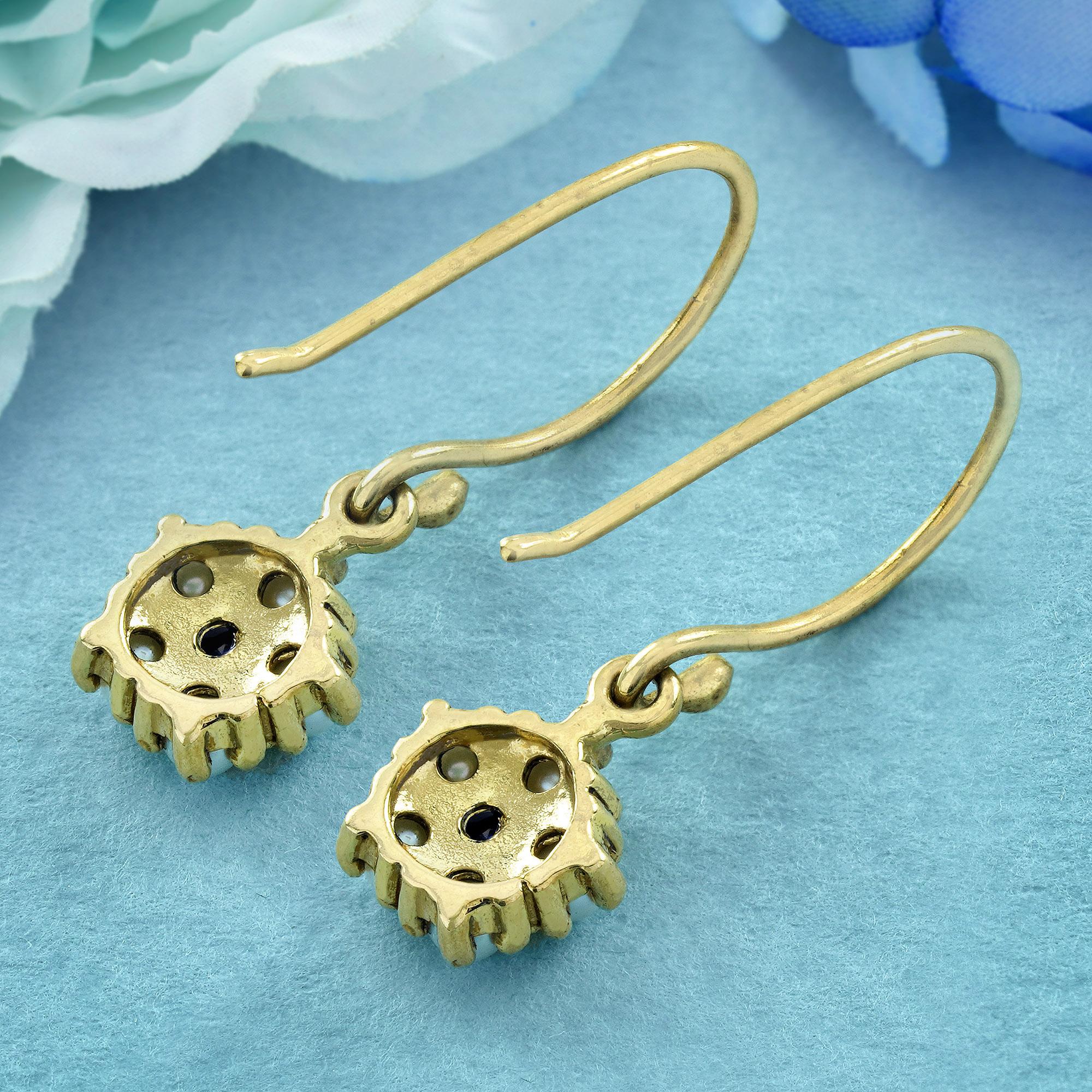 Blauer Saphir und Perle Vintage-Ohrhänger im Vintage-Stil aus massivem 9K Gold mit Blumenmuster (Rundschliff) im Angebot