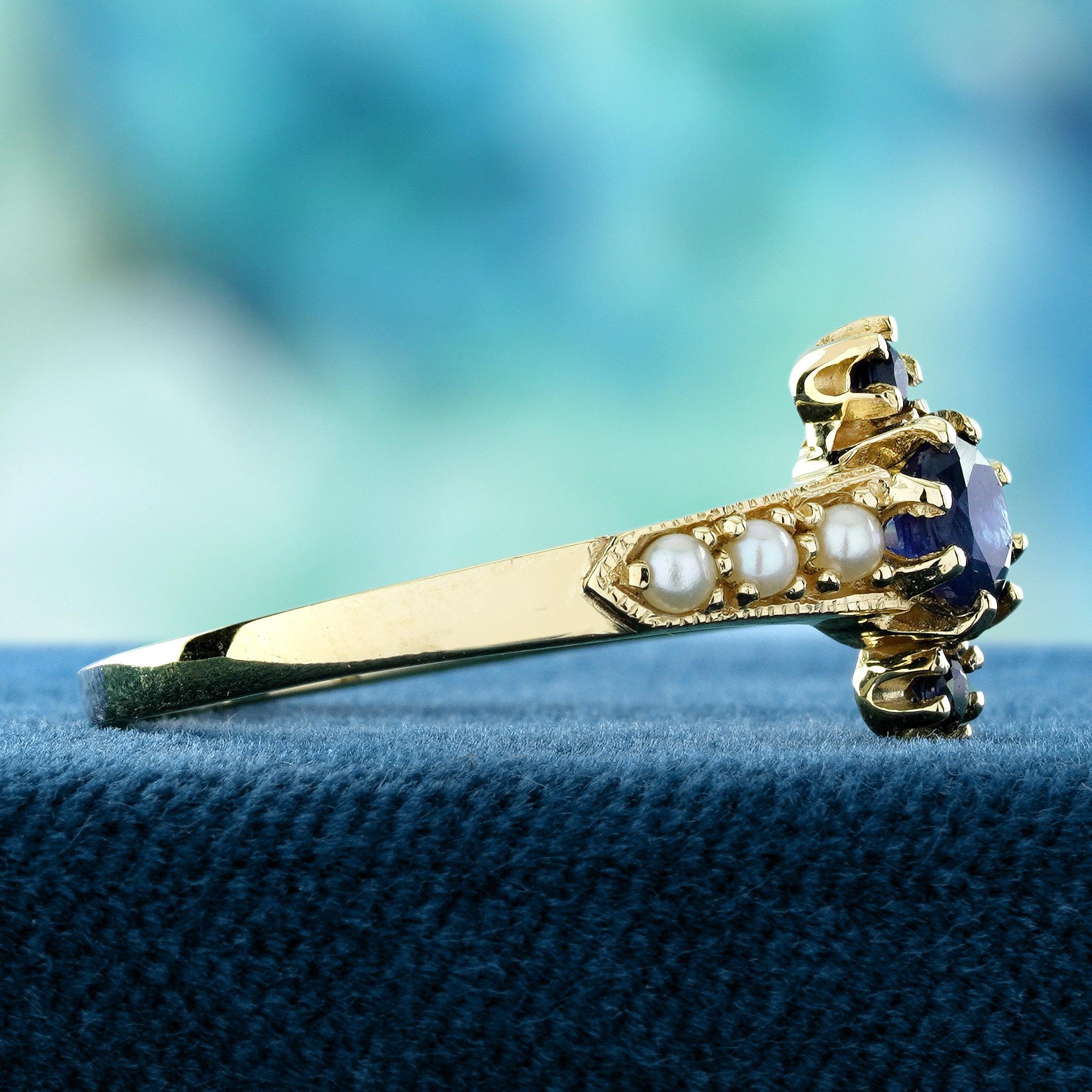 Taille ronde Bague de style vintage en or jaune 9 carats, saphir bleu et perles en vente