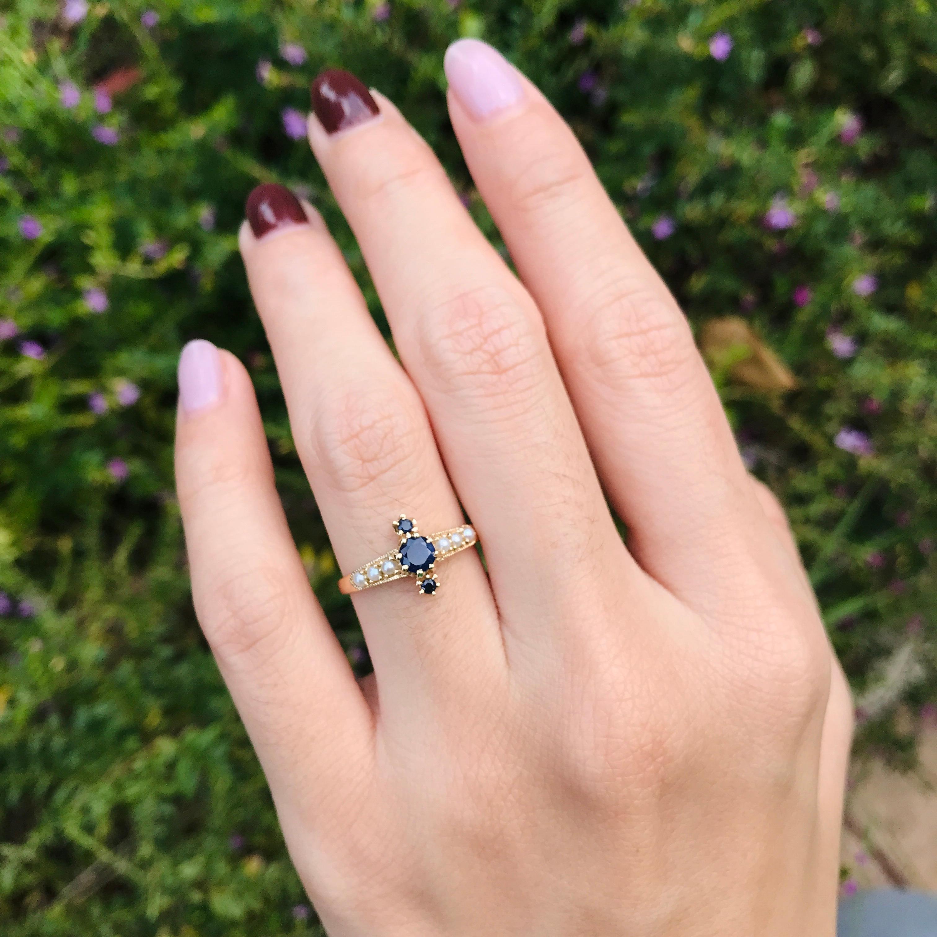 Bague de style vintage en or jaune 9 carats, saphir bleu et perles en vente 1