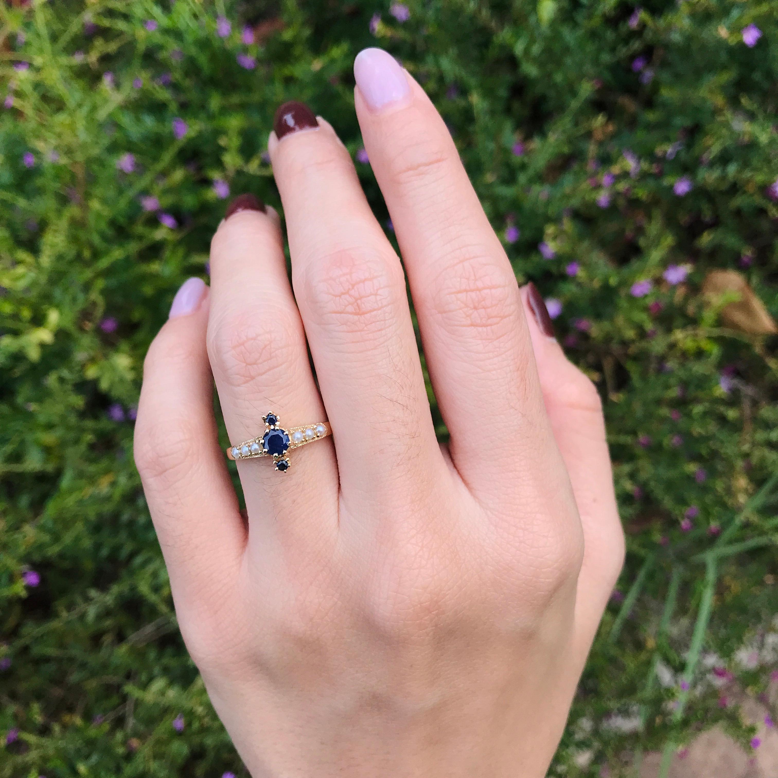 Bague de style vintage en or jaune 9 carats, saphir bleu et perles en vente 2