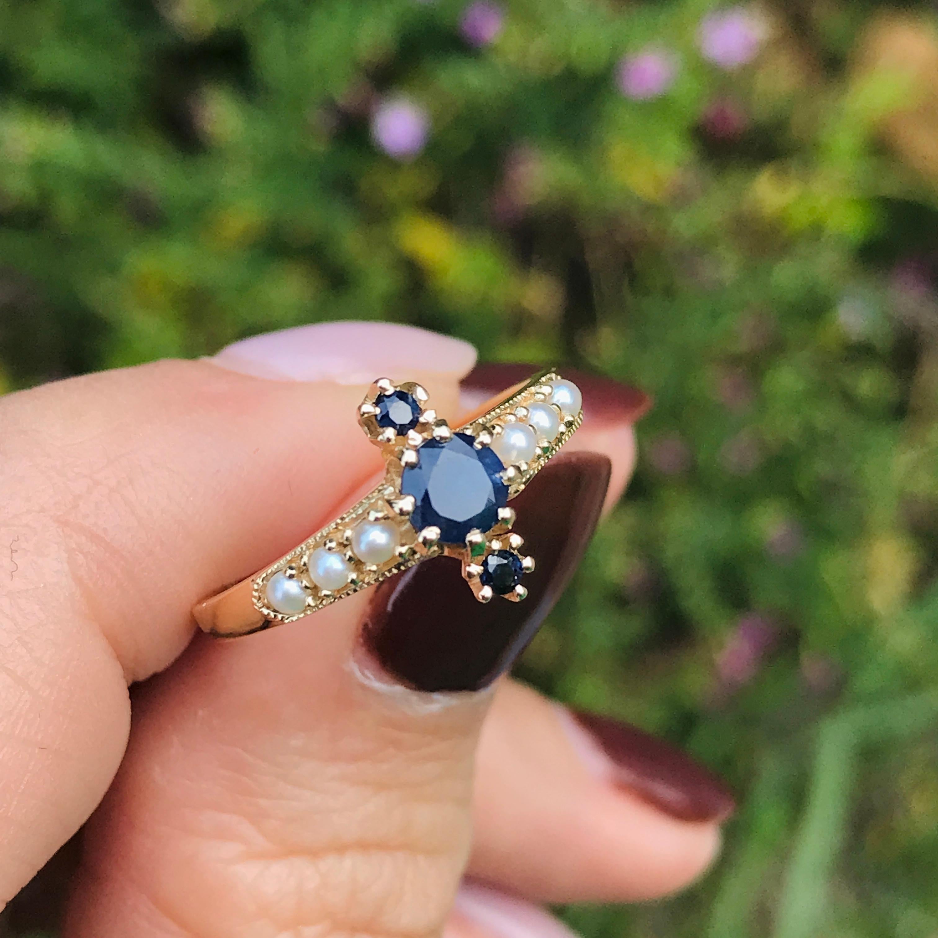 Bague de style vintage en or jaune 9 carats, saphir bleu et perles en vente 3