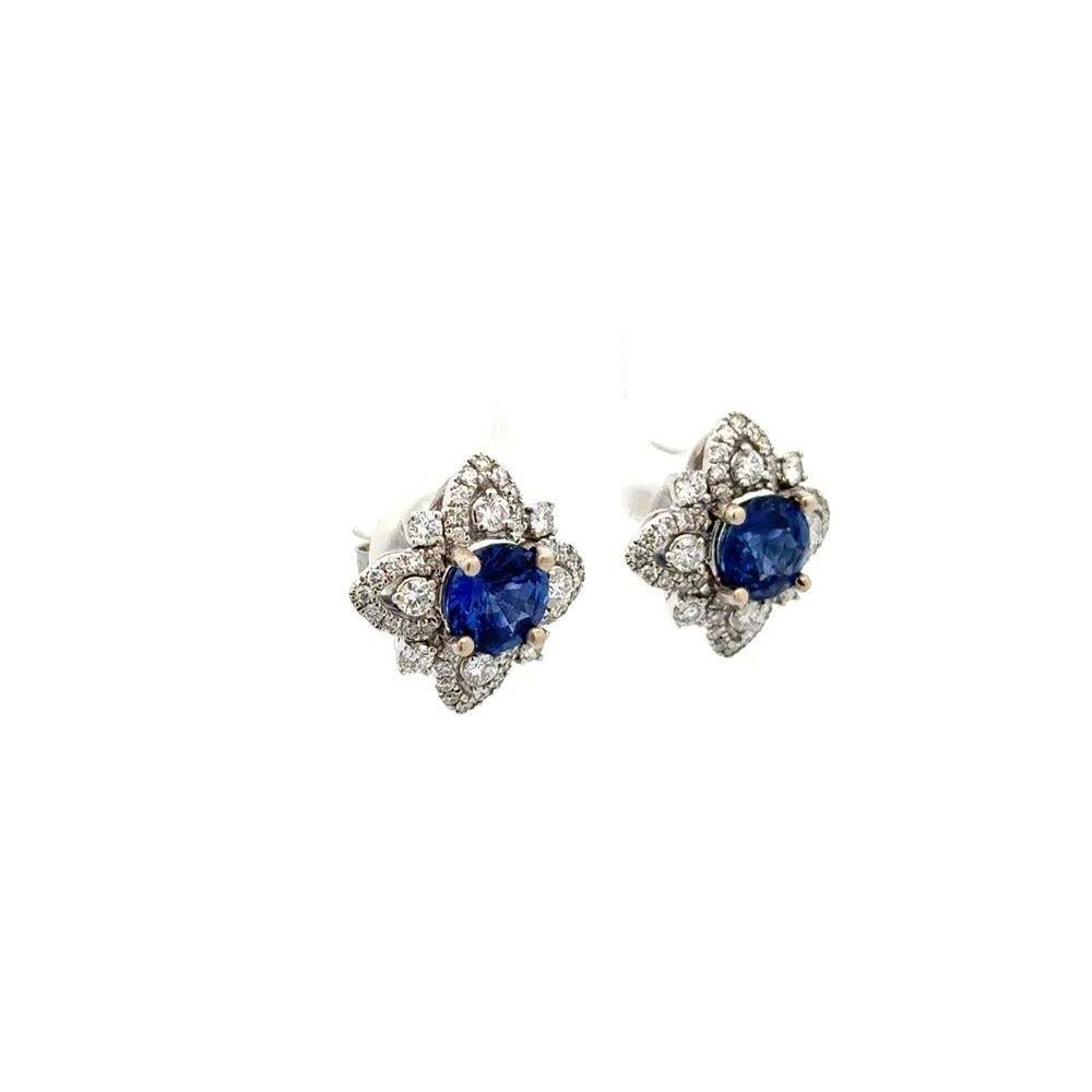 Einfach schön! Fein detaillierte blaue Saphir und Diamant Gold Vintage Ohrstecker. Jeder Ohrring Hand mit einem runden Saphir Edelstein, mit einem Gewicht von ca. 2,47 tcw für beide gesetzt. Umgeben von Diamanten im runden Brillantschliff, ca. 0.75