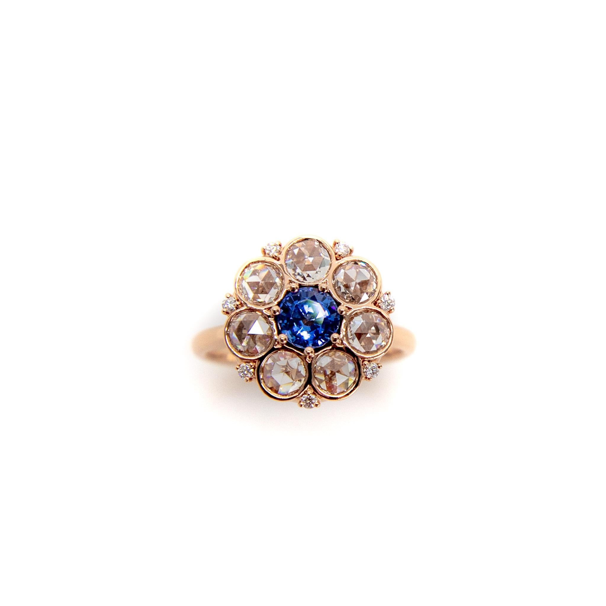 Schöner Saphir- und Rosenschliff-Diamant-Cluster-Ring mit verschnörkelter Galerie-Fassung, auf Bestellung gefertigt. 
Der Ring hat eine romantische, antike Ausstrahlung mit dem unglaublichen Funkeln von Diamanten im Rosenschliff und blauen Saphiren.