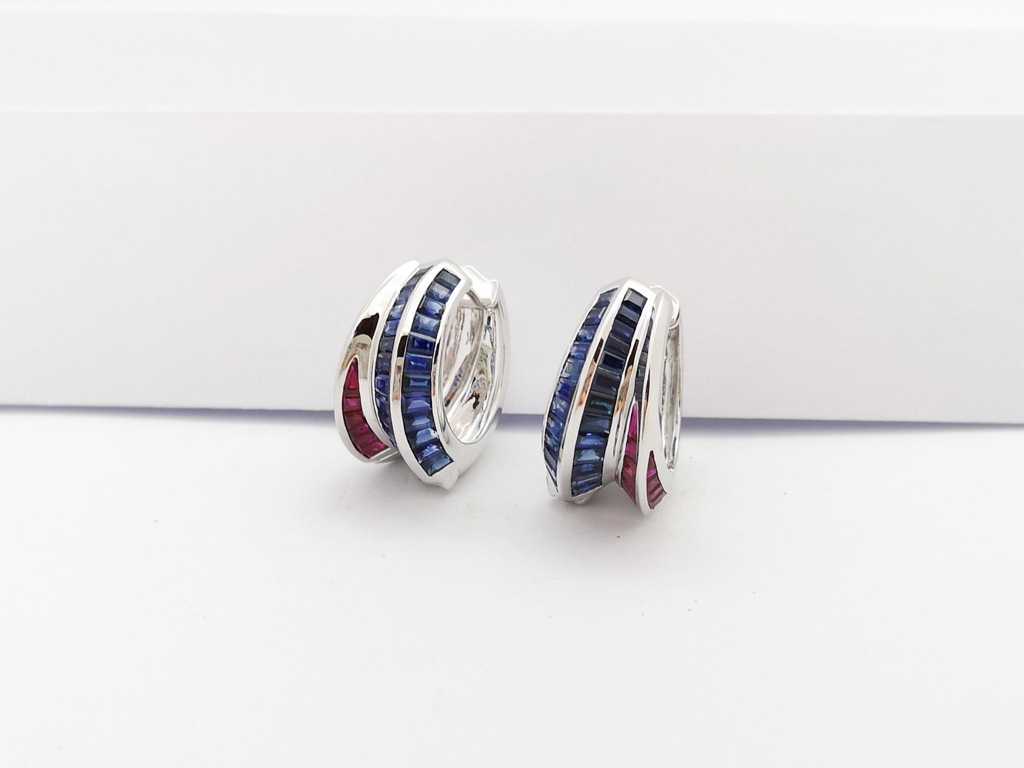 Orecchini con zaffiro blu e rubino incastonati in oro bianco 18K in vendita 1
