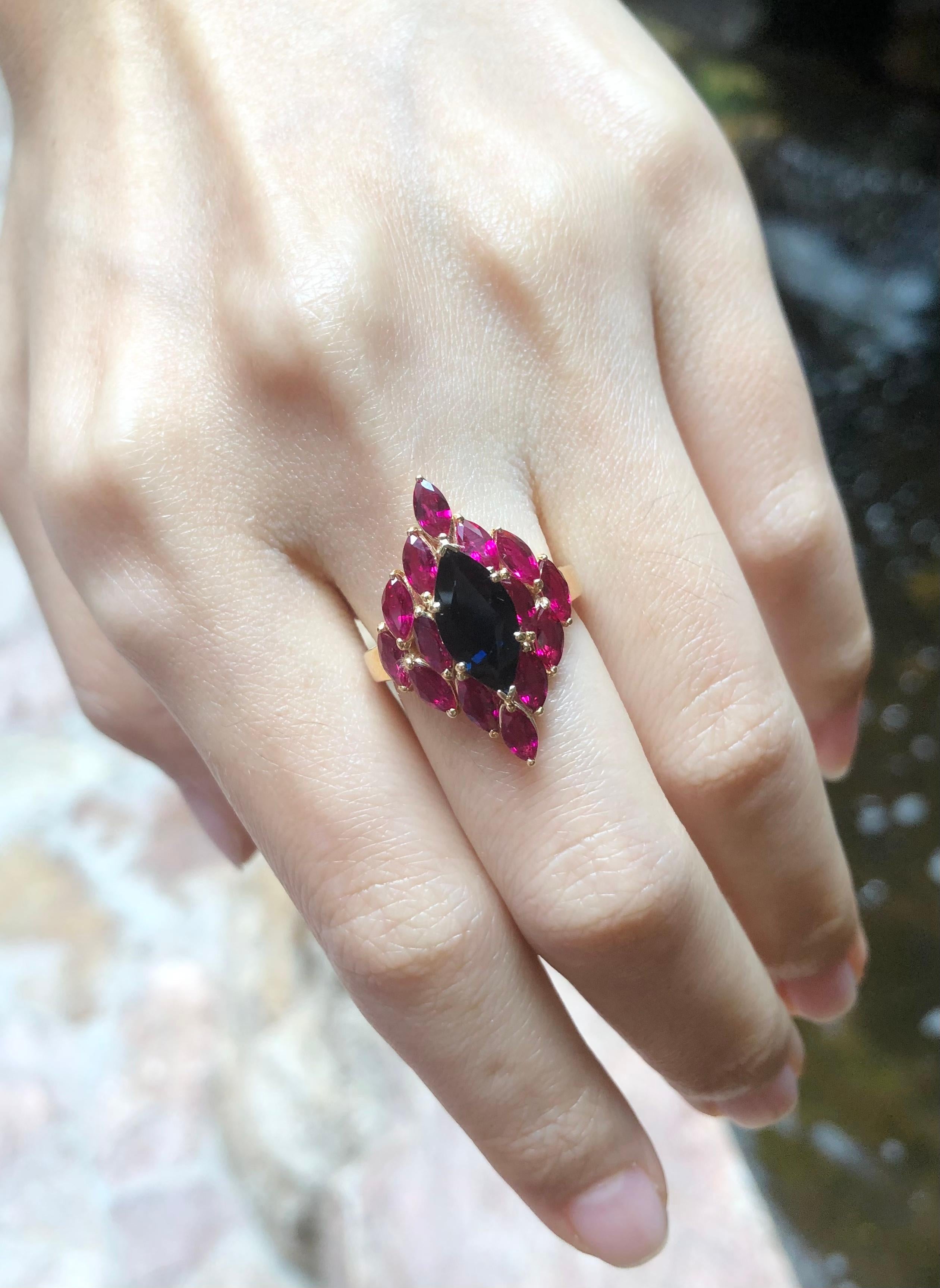 Taille Marquise Bague en saphir bleu et rubis sertie dans une monture en or 18 carats en vente