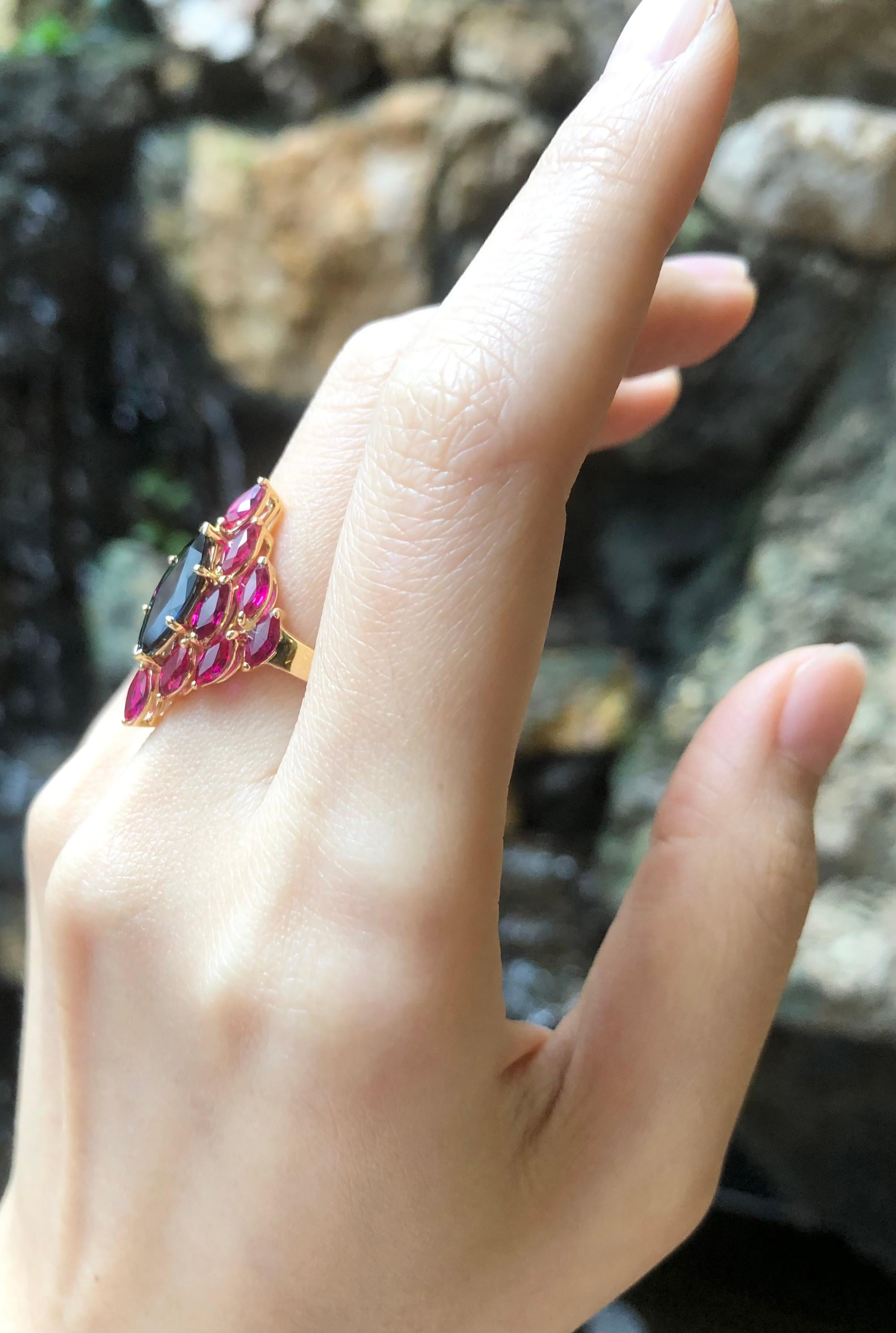Bague en saphir bleu et rubis sertie dans une monture en or 18 carats Pour femmes en vente