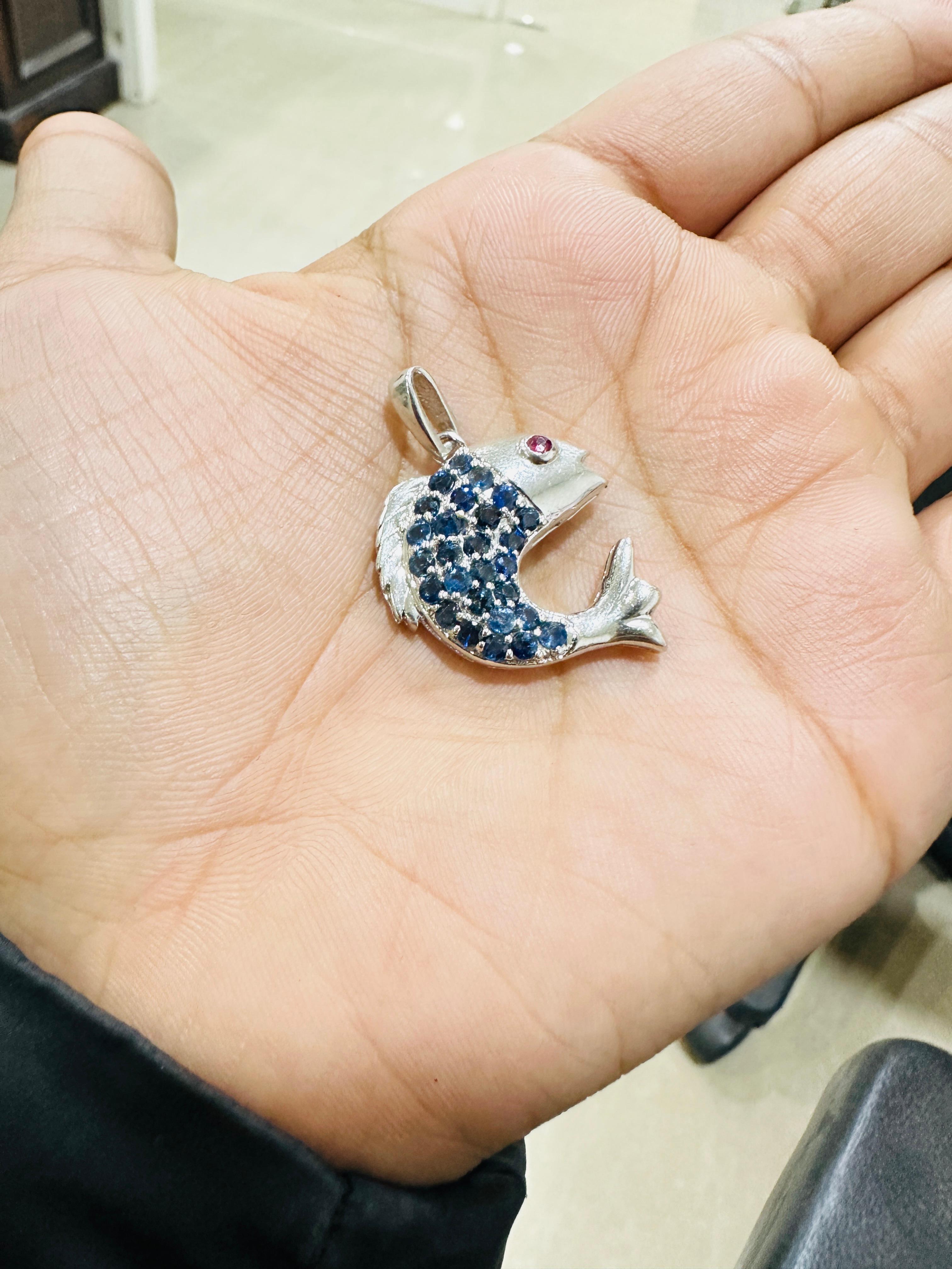 Ciondolo a forma di delfino tempestato di zaffiri blu e rubini in argento 925 per lei In condizioni Nuovo in vendita a New York, NY