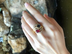 Bague en or 18 carats sertie d'un saphir bleu et d'un rubis et de diamants