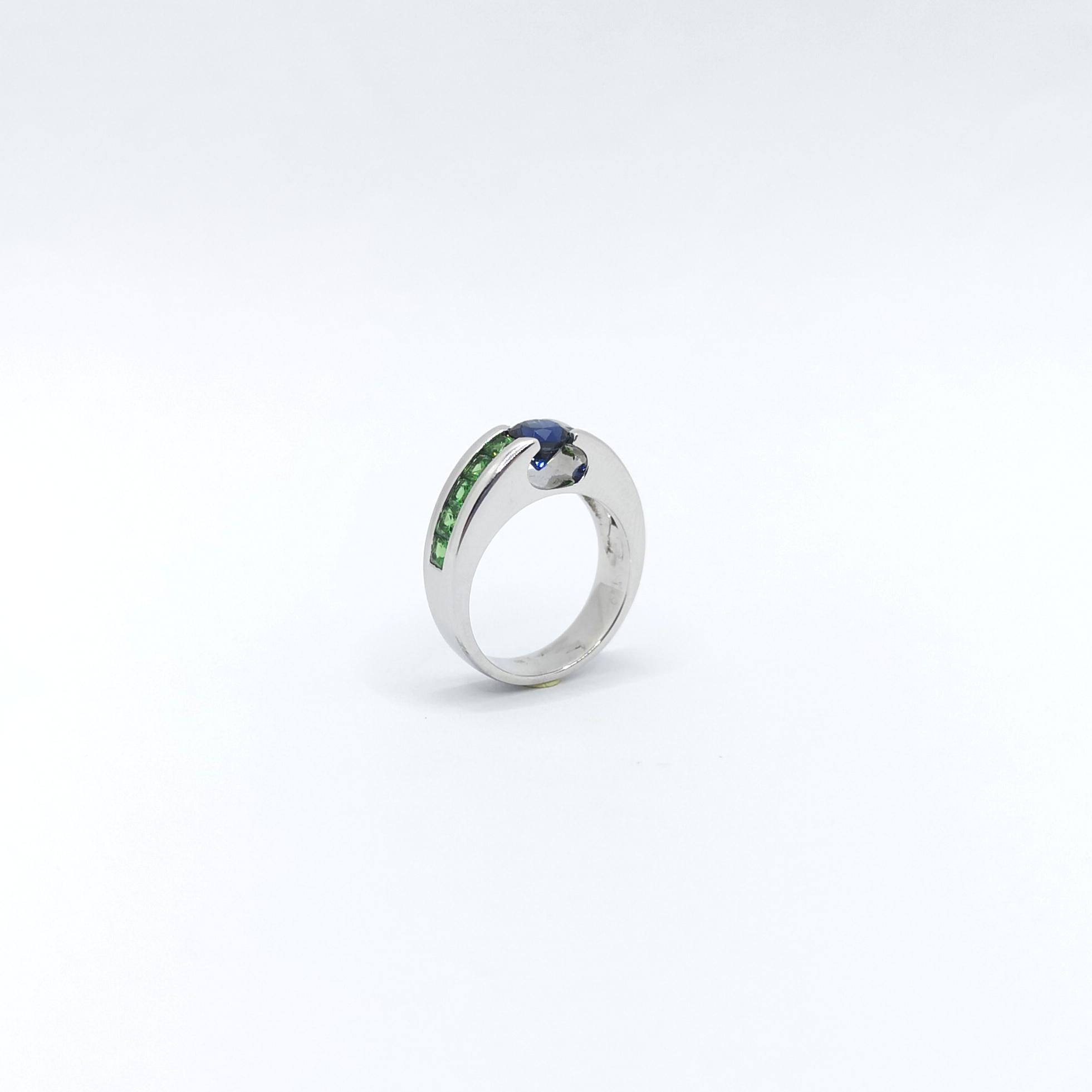 Ring mit blauem Saphir und Tsavorit in 18K Weißgoldfassung im Angebot 4