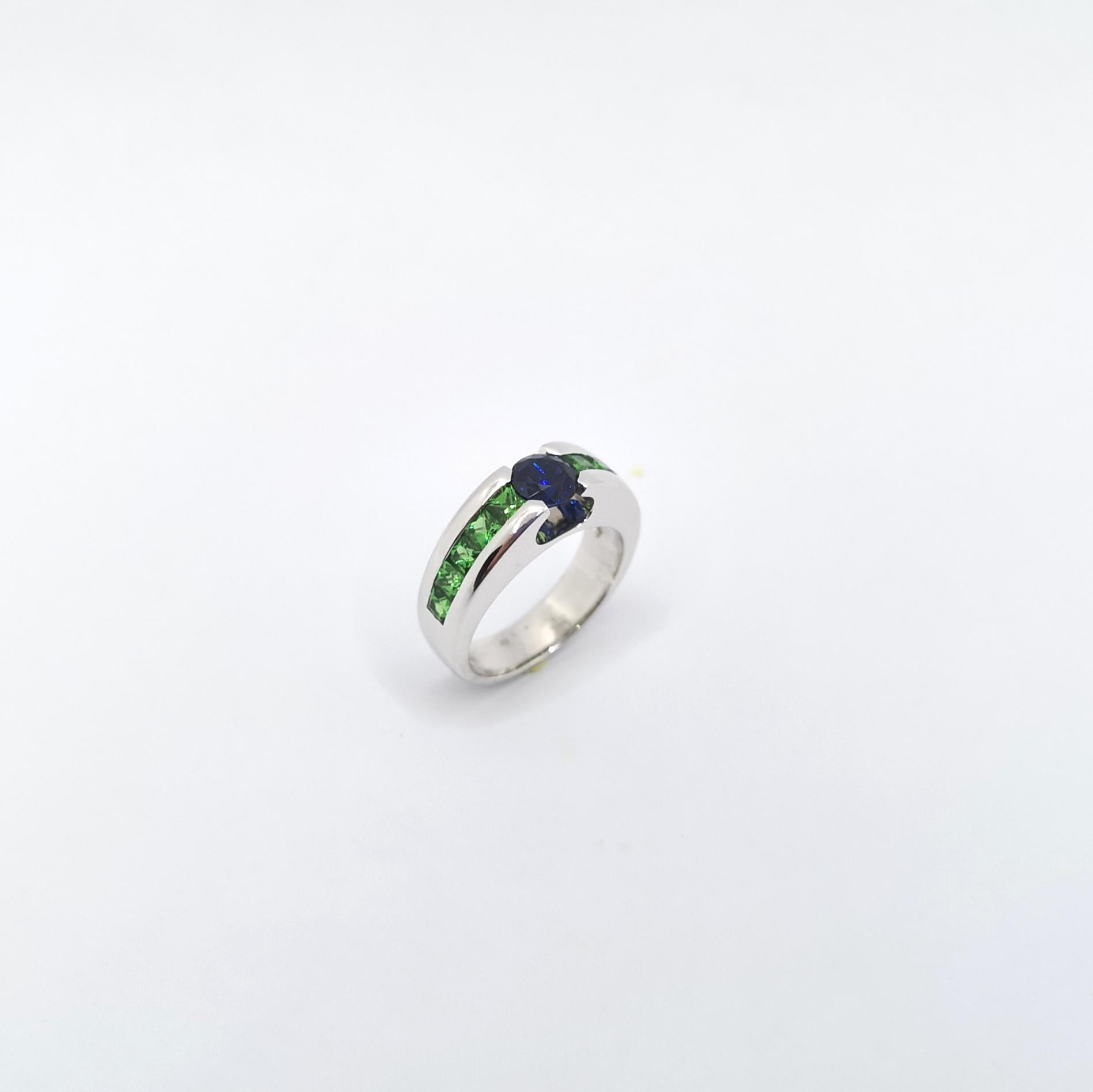 Ring mit blauem Saphir und Tsavorit in 18K Weißgoldfassung im Angebot 5