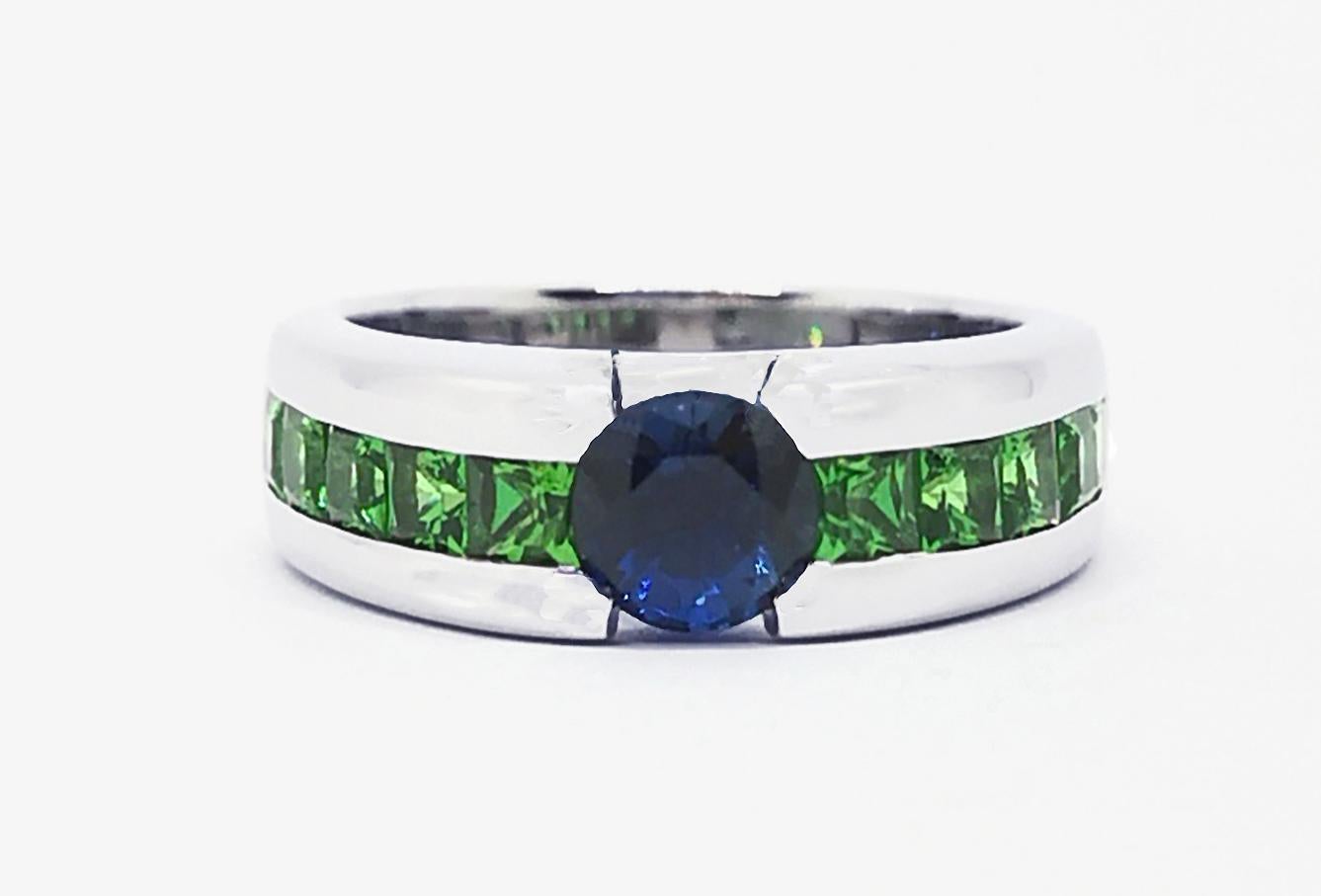 Ring mit blauem Saphir und Tsavorit in 18K Weißgoldfassung im Angebot 6