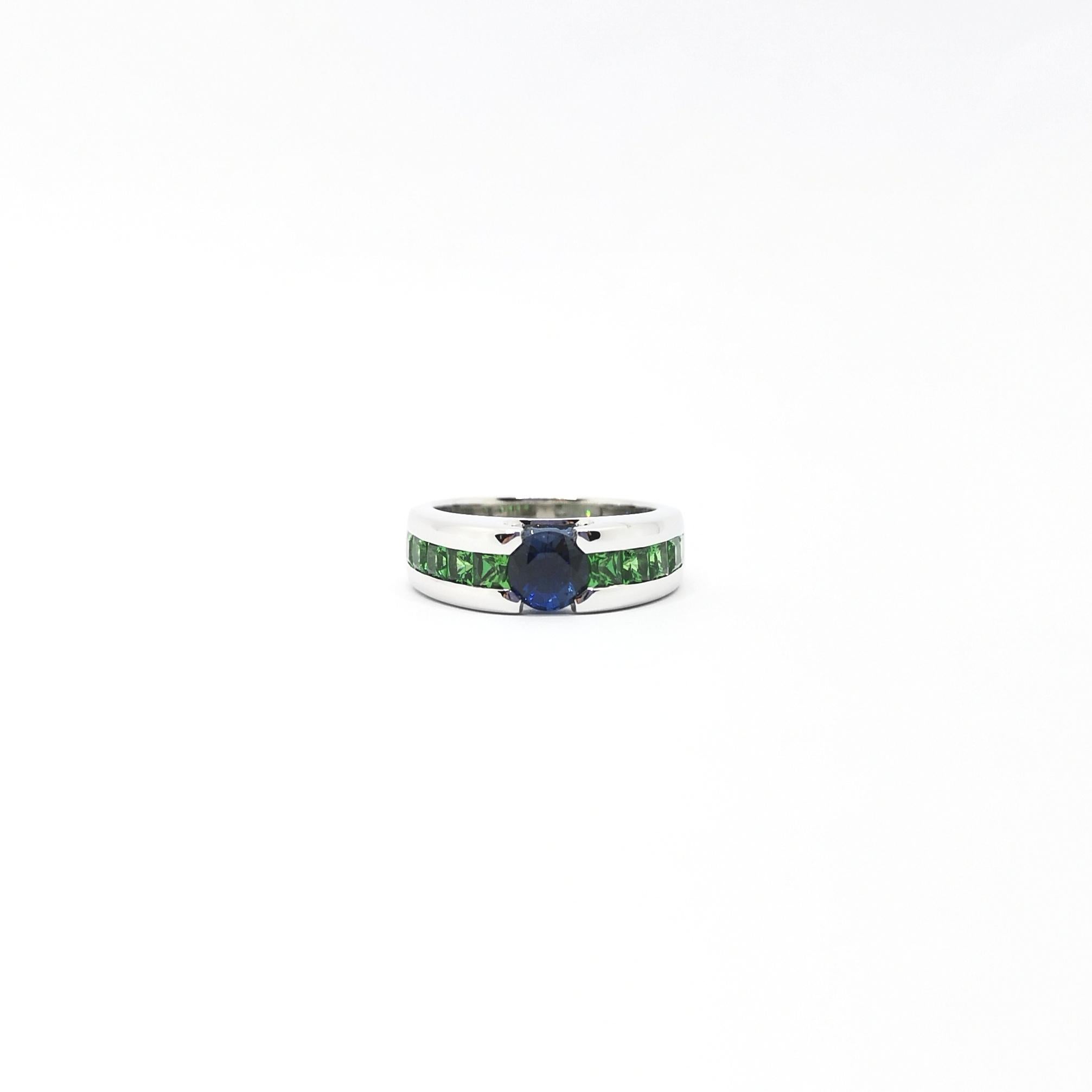 Ring mit blauem Saphir und Tsavorit in 18K Weißgoldfassung im Angebot 7