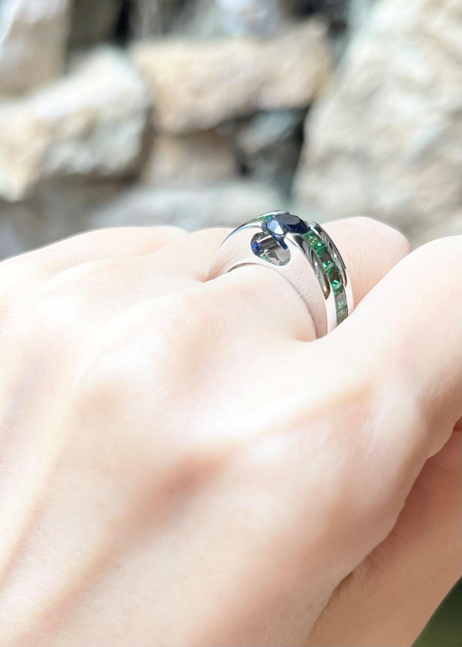 Ring mit blauem Saphir und Tsavorit in 18K Weißgoldfassung (Zeitgenössisch) im Angebot