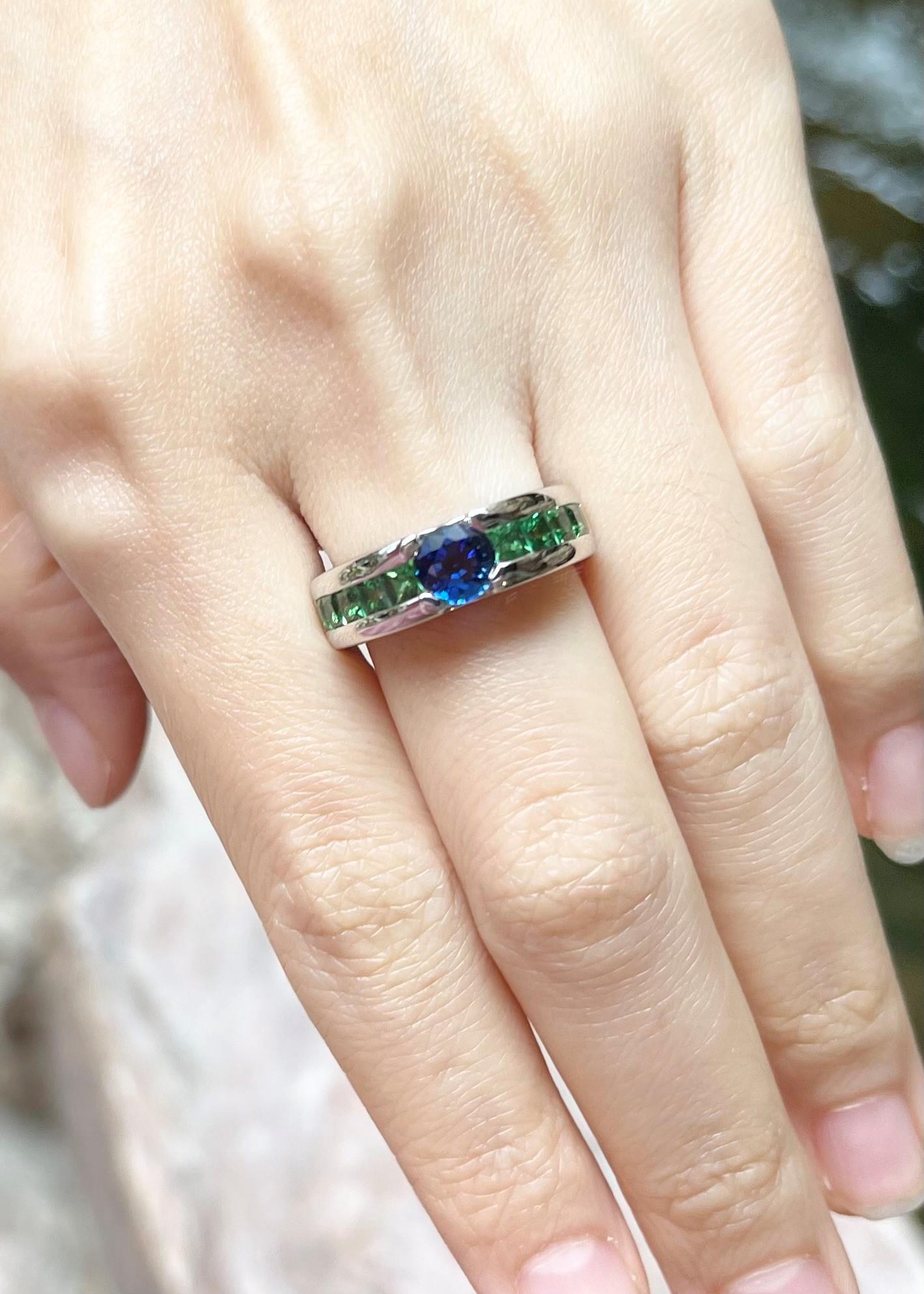 Ring mit blauem Saphir und Tsavorit in 18K Weißgoldfassung (Gemischter Schliff) im Angebot