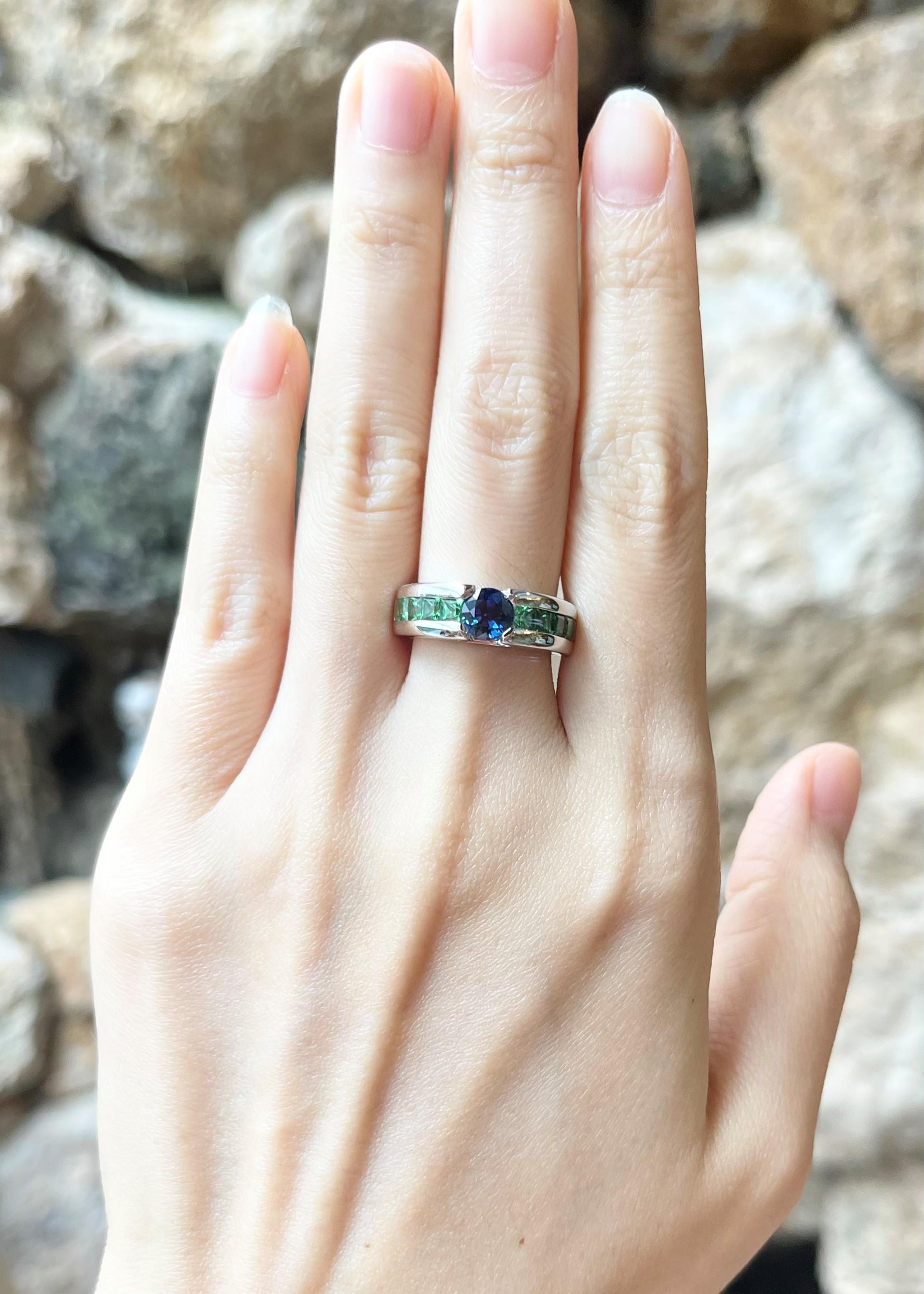 Ring mit blauem Saphir und Tsavorit in 18K Weißgoldfassung im Zustand „Neu“ im Angebot in Bangkok, TH
