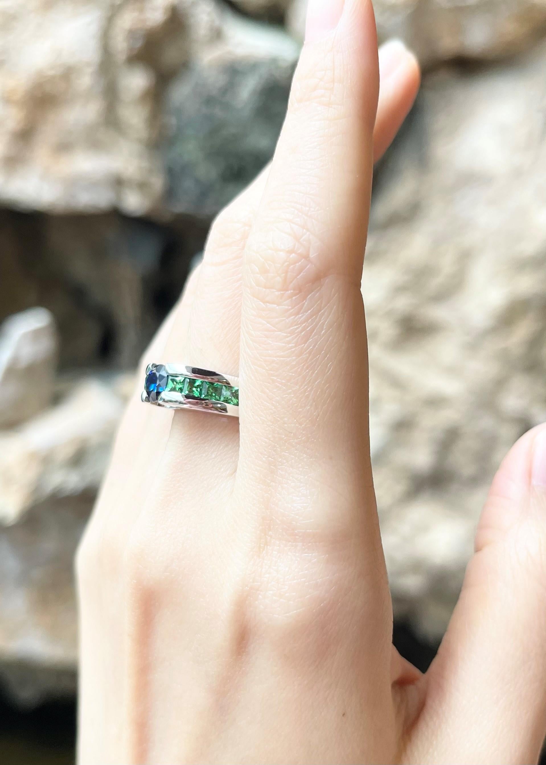 Ring mit blauem Saphir und Tsavorit in 18K Weißgoldfassung für Damen oder Herren im Angebot