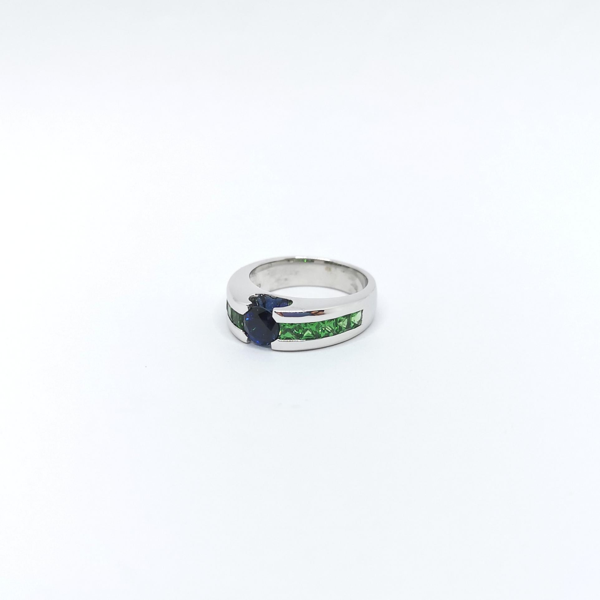 Ring mit blauem Saphir und Tsavorit in 18K Weißgoldfassung im Angebot 1