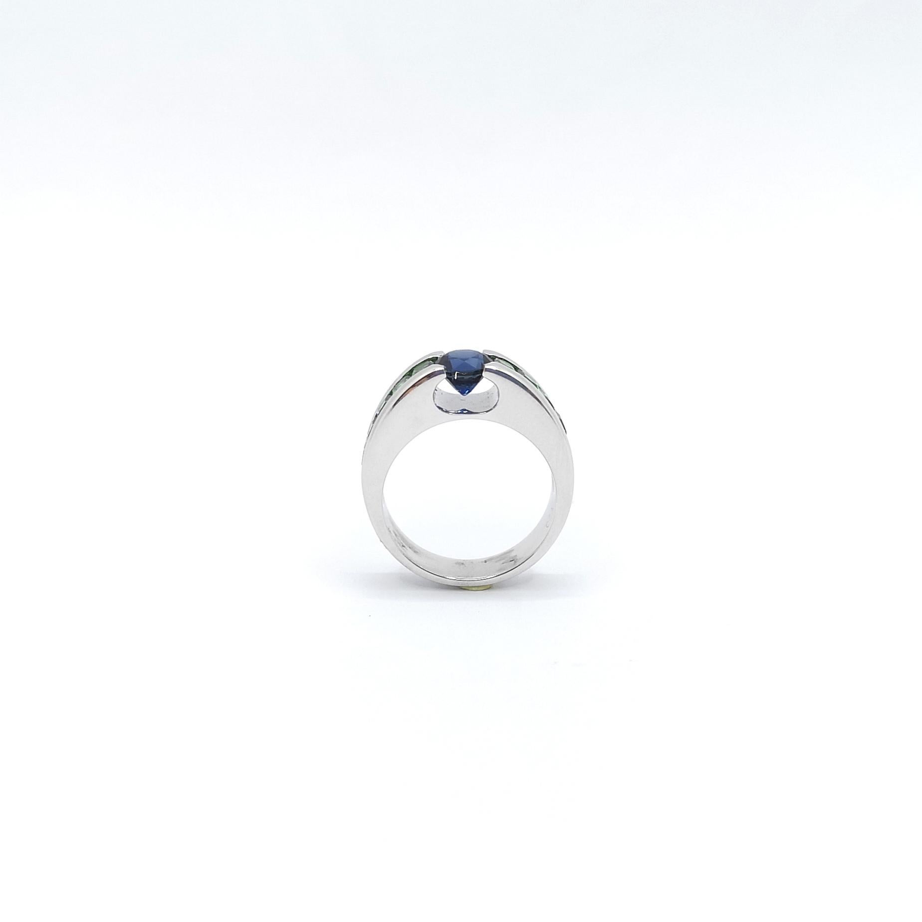 Ring mit blauem Saphir und Tsavorit in 18K Weißgoldfassung im Angebot 3