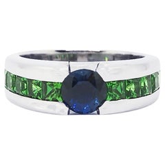 Anello con zaffiro blu e tsavorite incastonati in oro bianco 18 carati