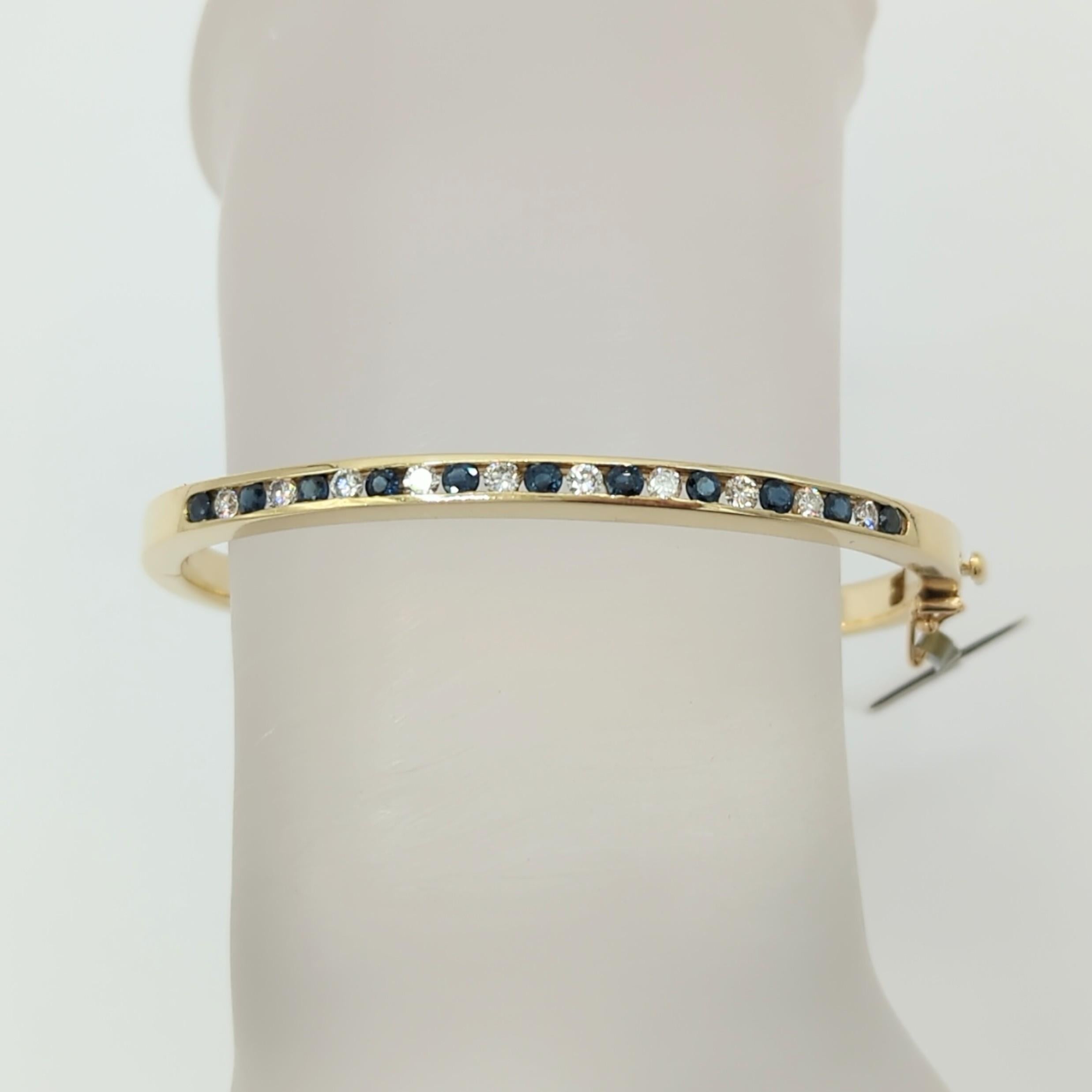 Magnifique bracelet avec des ronds de diamants blancs de bonne qualité et des ronds de saphirs bleus.  Fabriqué à la main en or jaune 14k.  Parfait pour être empilé ou porté seul.