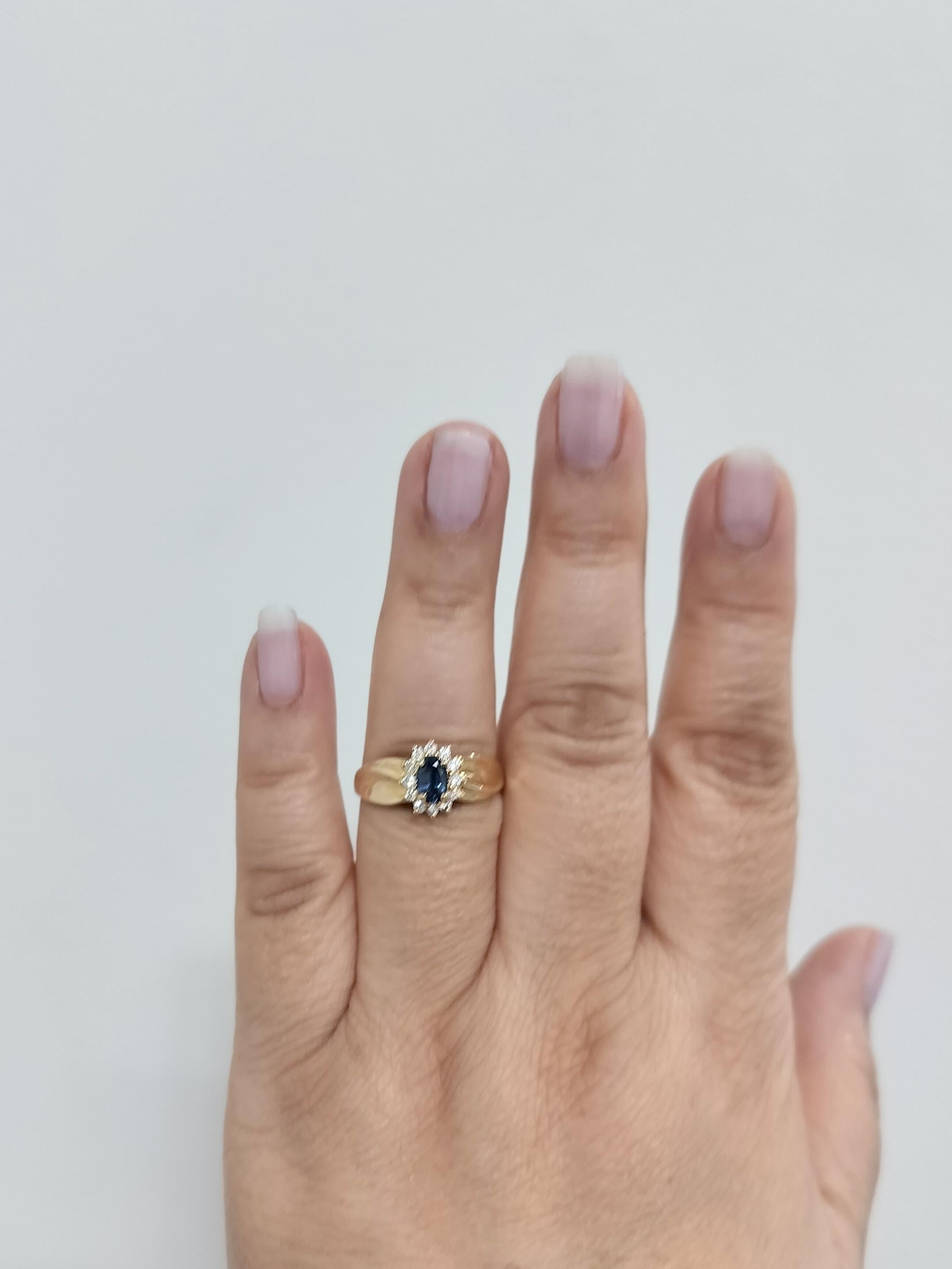 Magnifique saphir bleu ovale de 0,50 ct. avec des diamants blancs ronds de 0,25 ct. de bonne qualité.  Fabriqué à la main en or jaune 14k.  Bague taille 9.25.